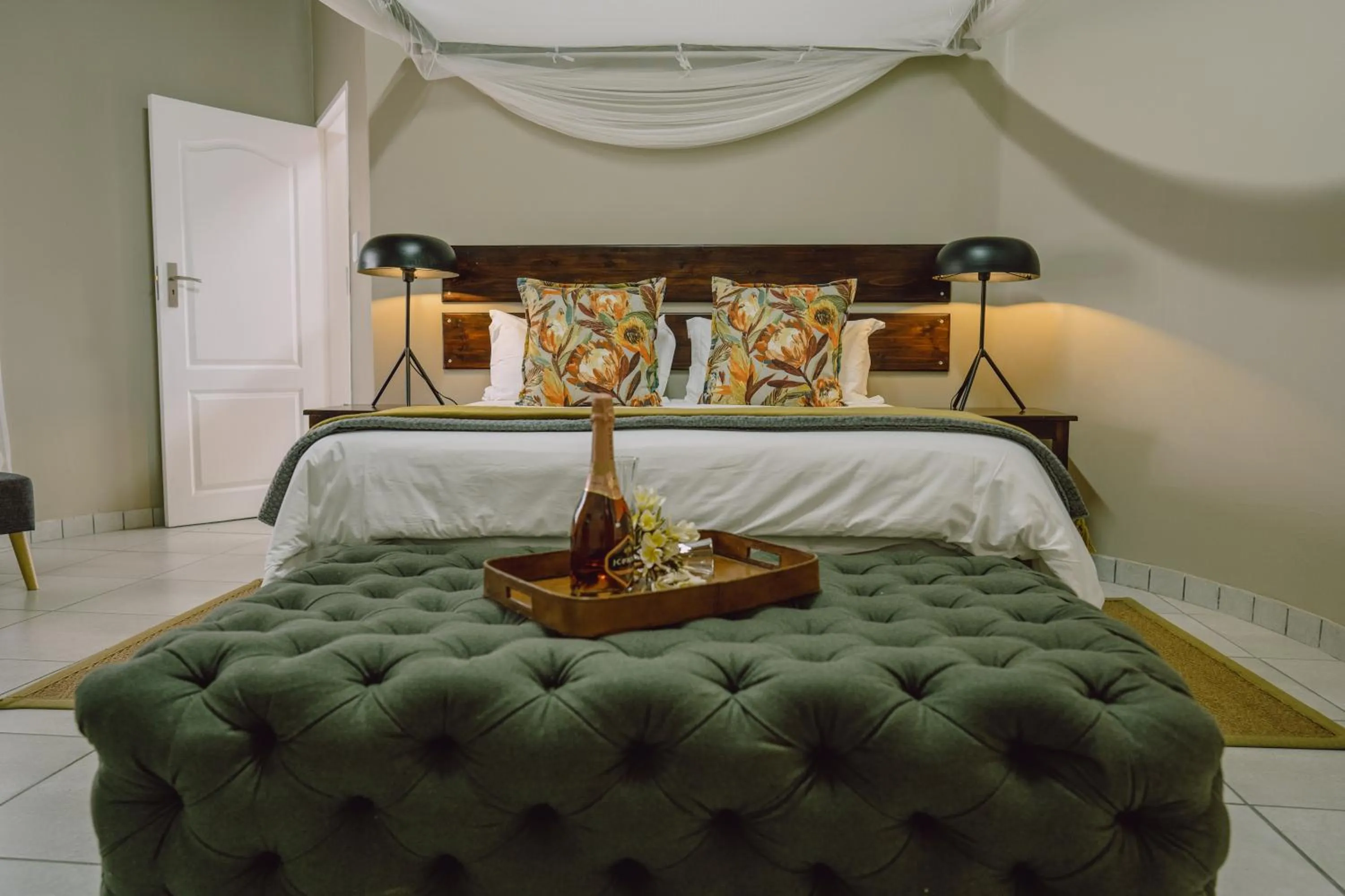 Bedroom, Bed in Tshukudu Game Lodge