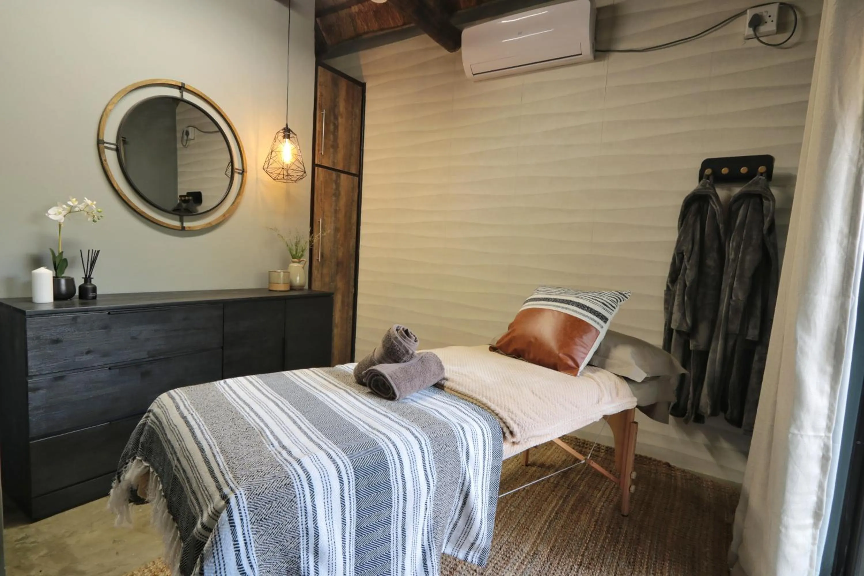 Bed in Tshukudu Game Lodge