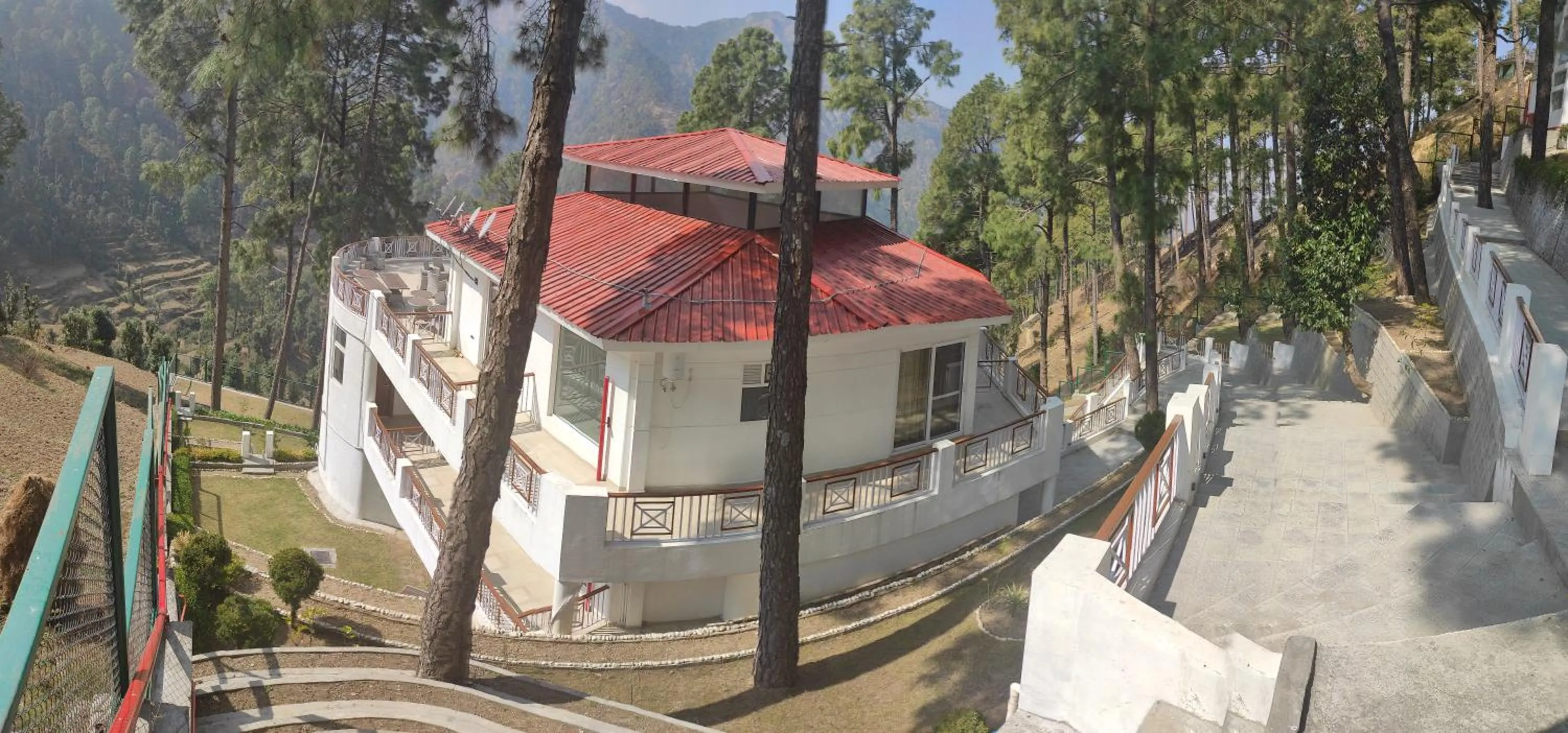 Property building in Himalayan Splendour Resort