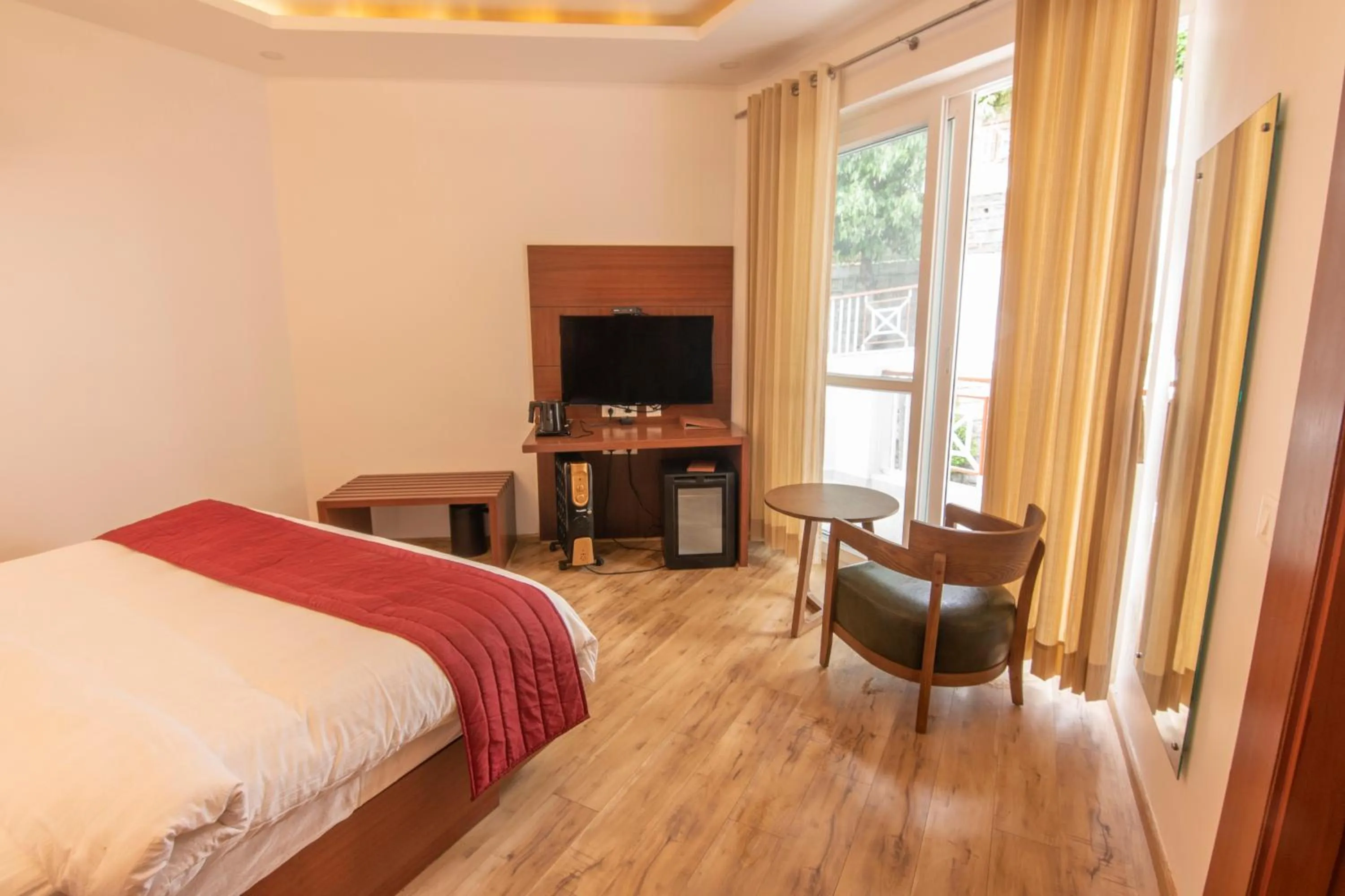 Photo of the whole room, Bed in Himalayan Splendour Resort