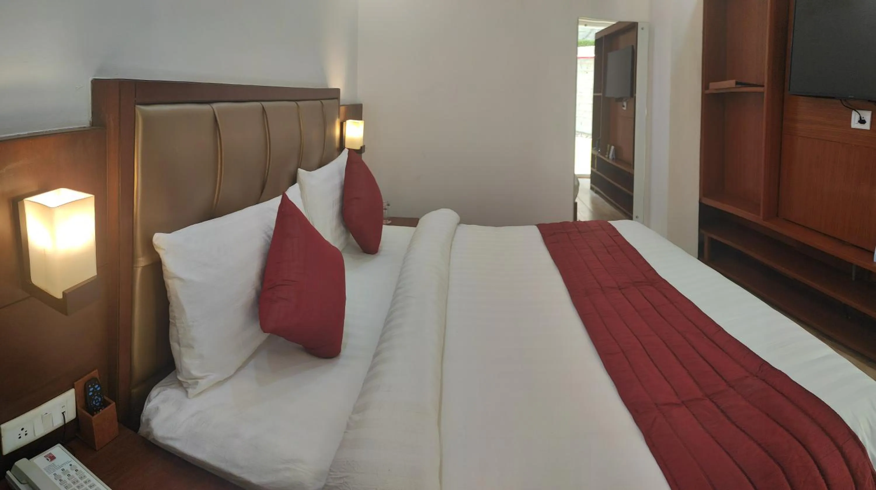 Bedroom, Bed in Himalayan Splendour Resort