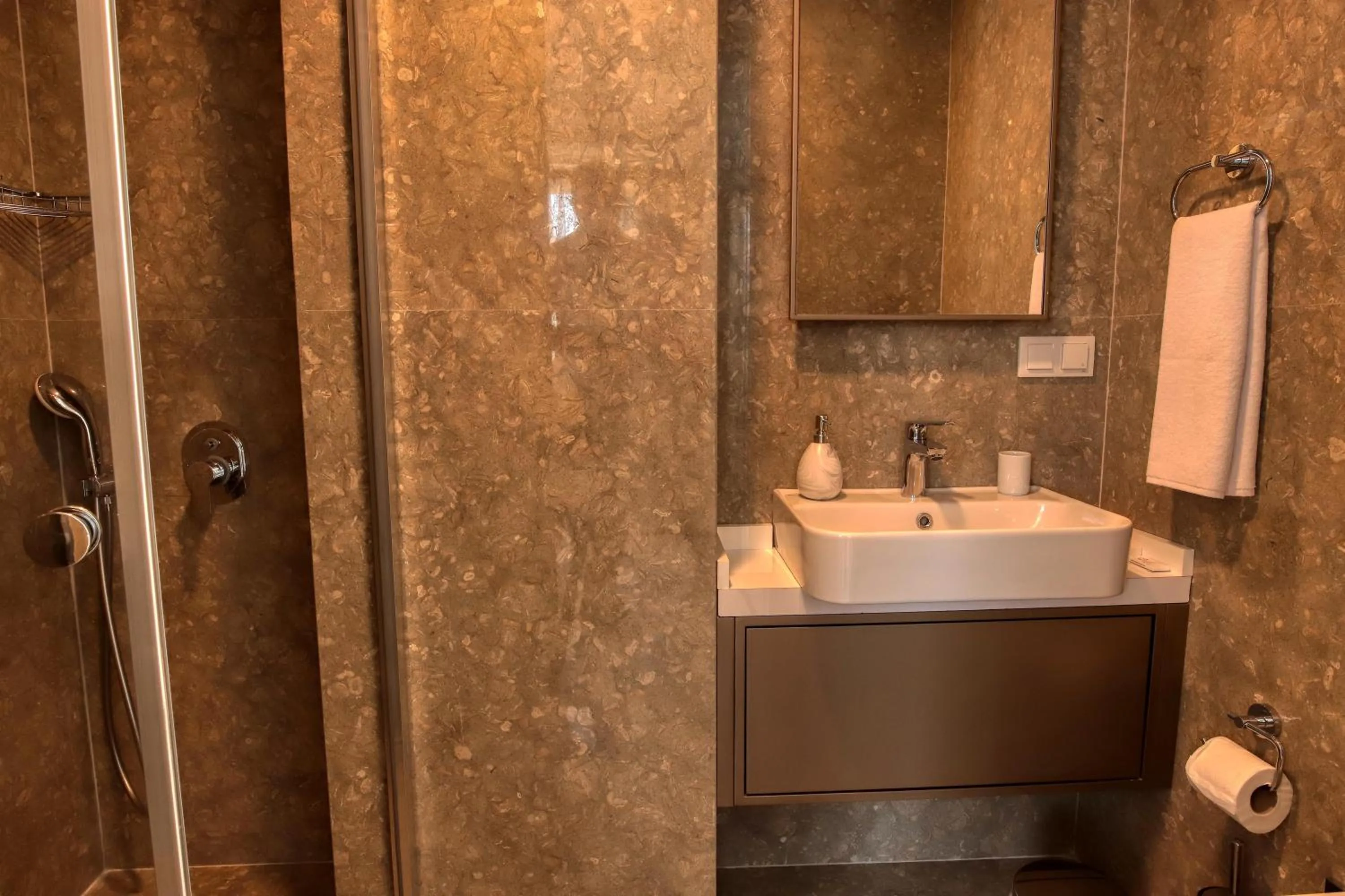 Bathroom in Cunda Taka