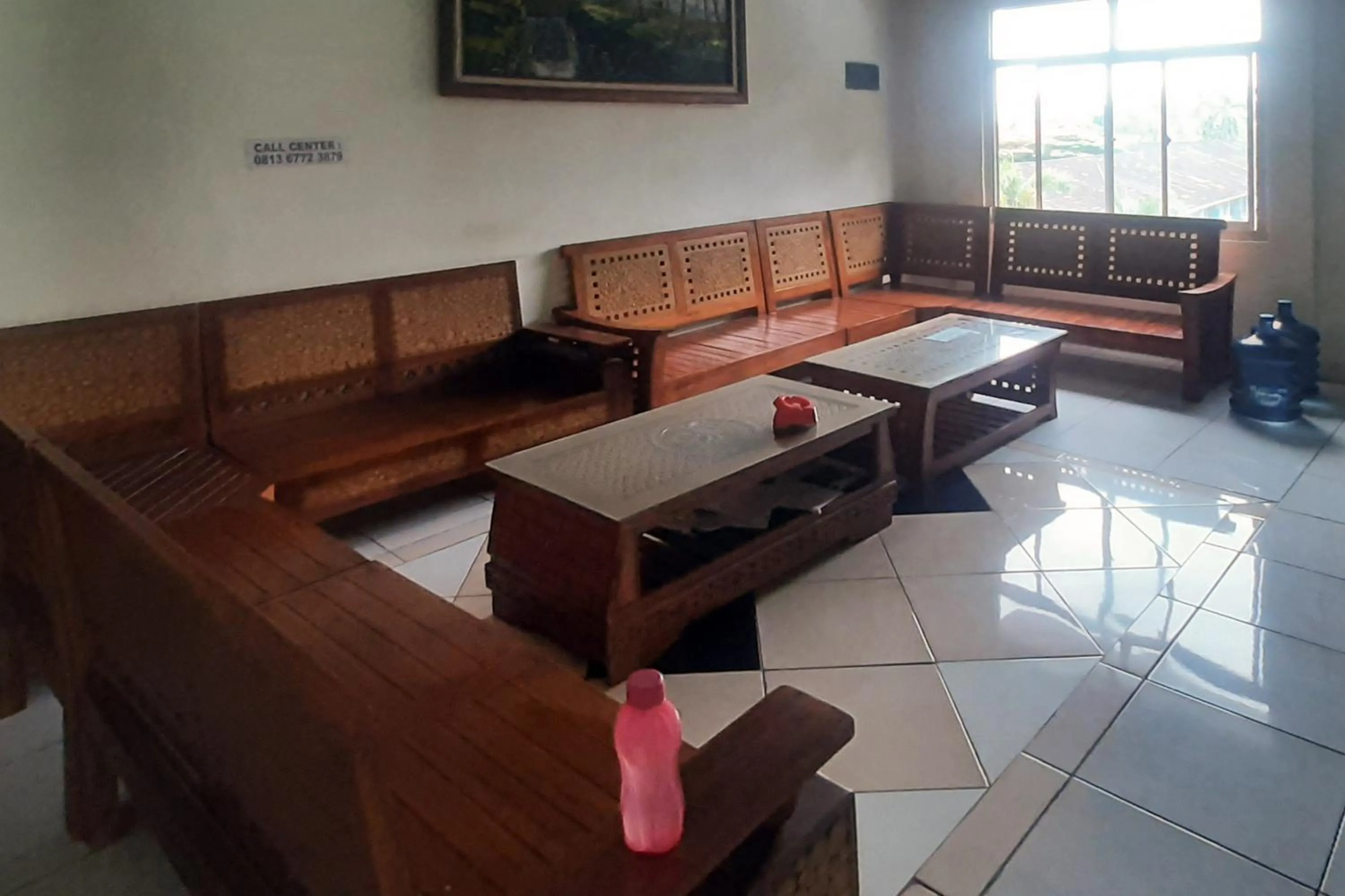 Seating area in RedDoorz Syariah At Penginapan Sederhana Palembang