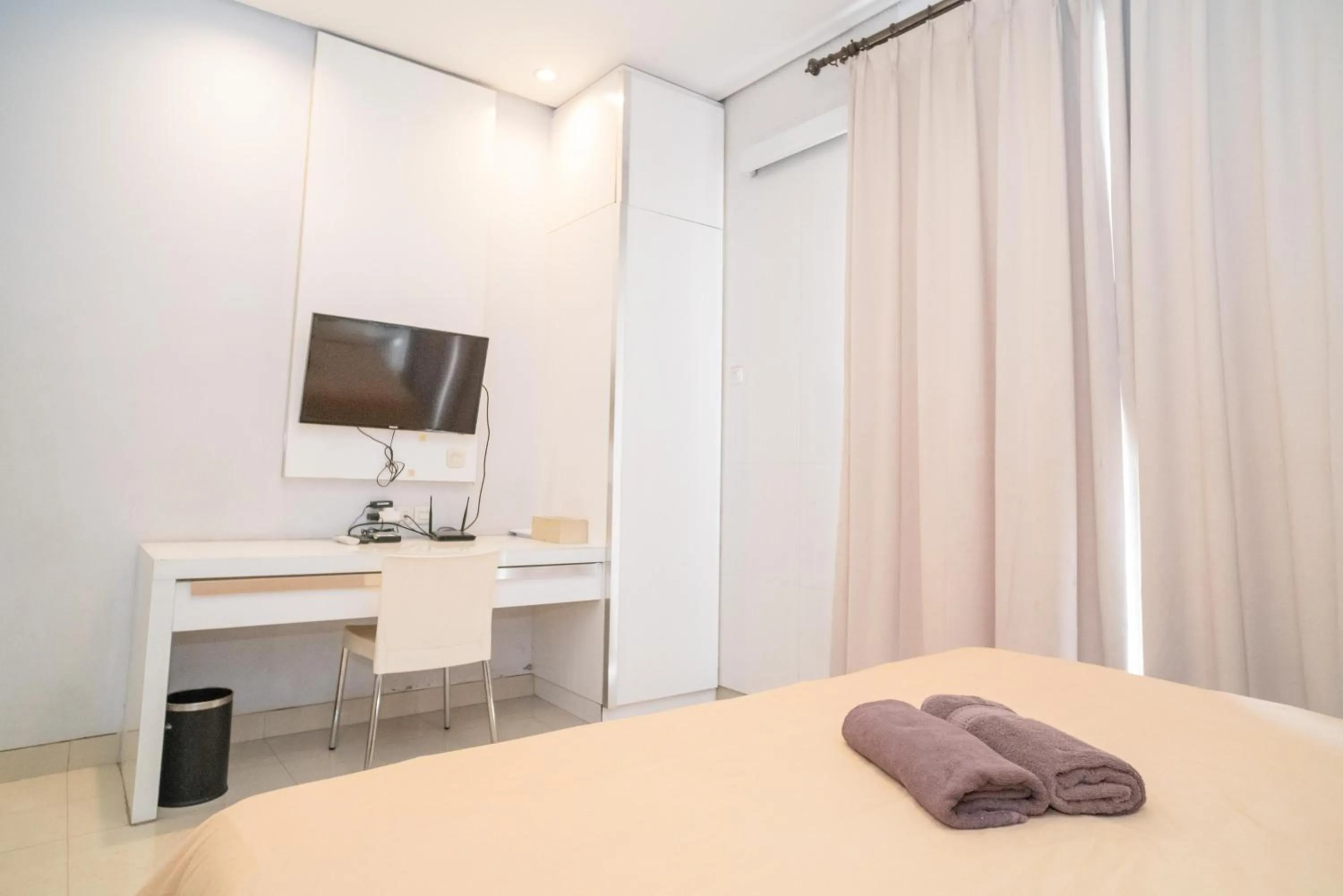 Photo of the whole room, Bed in RedDoorz at Tirta Mansion Paramount Gading