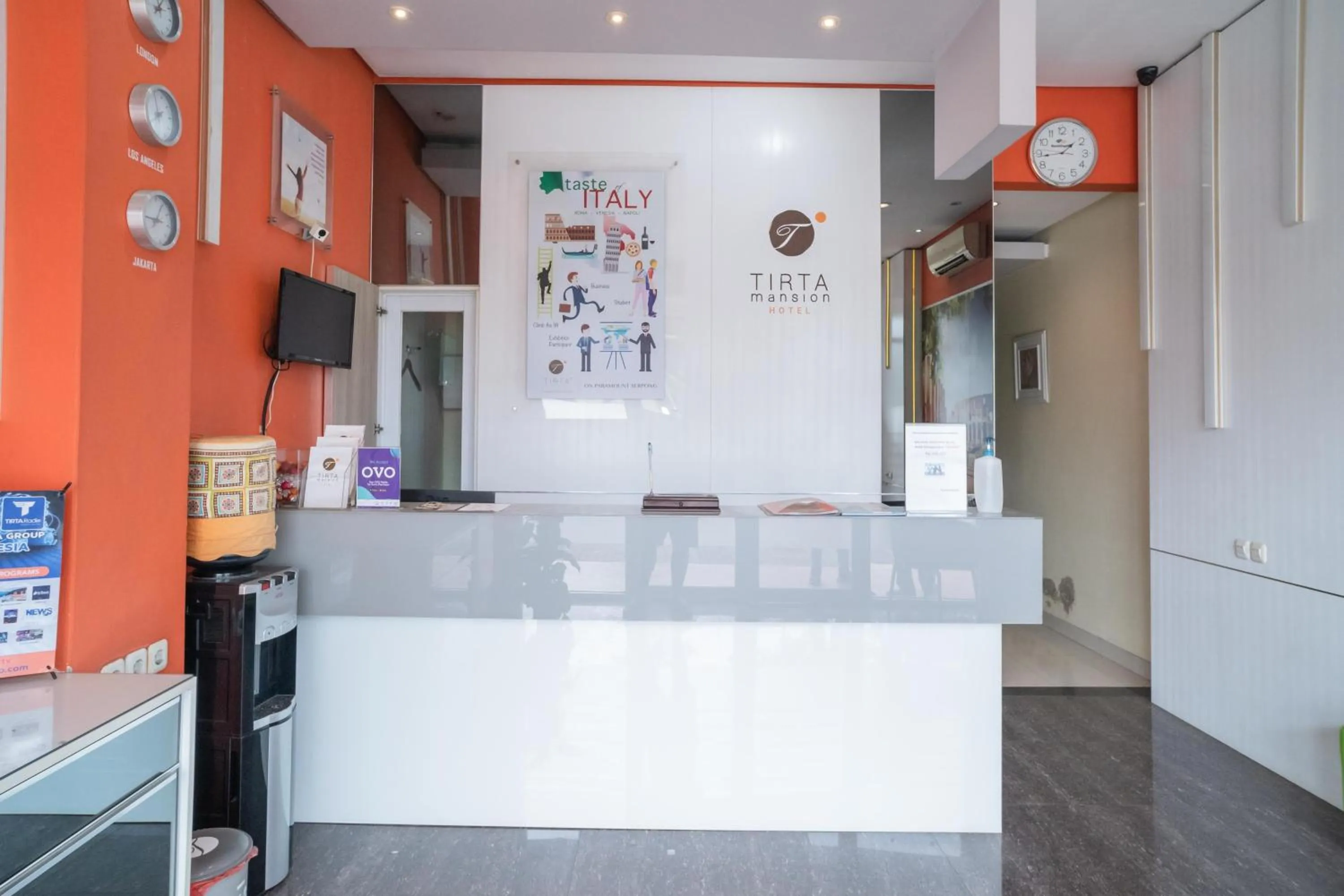 Lobby or reception in RedDoorz at Tirta Mansion Paramount Gading