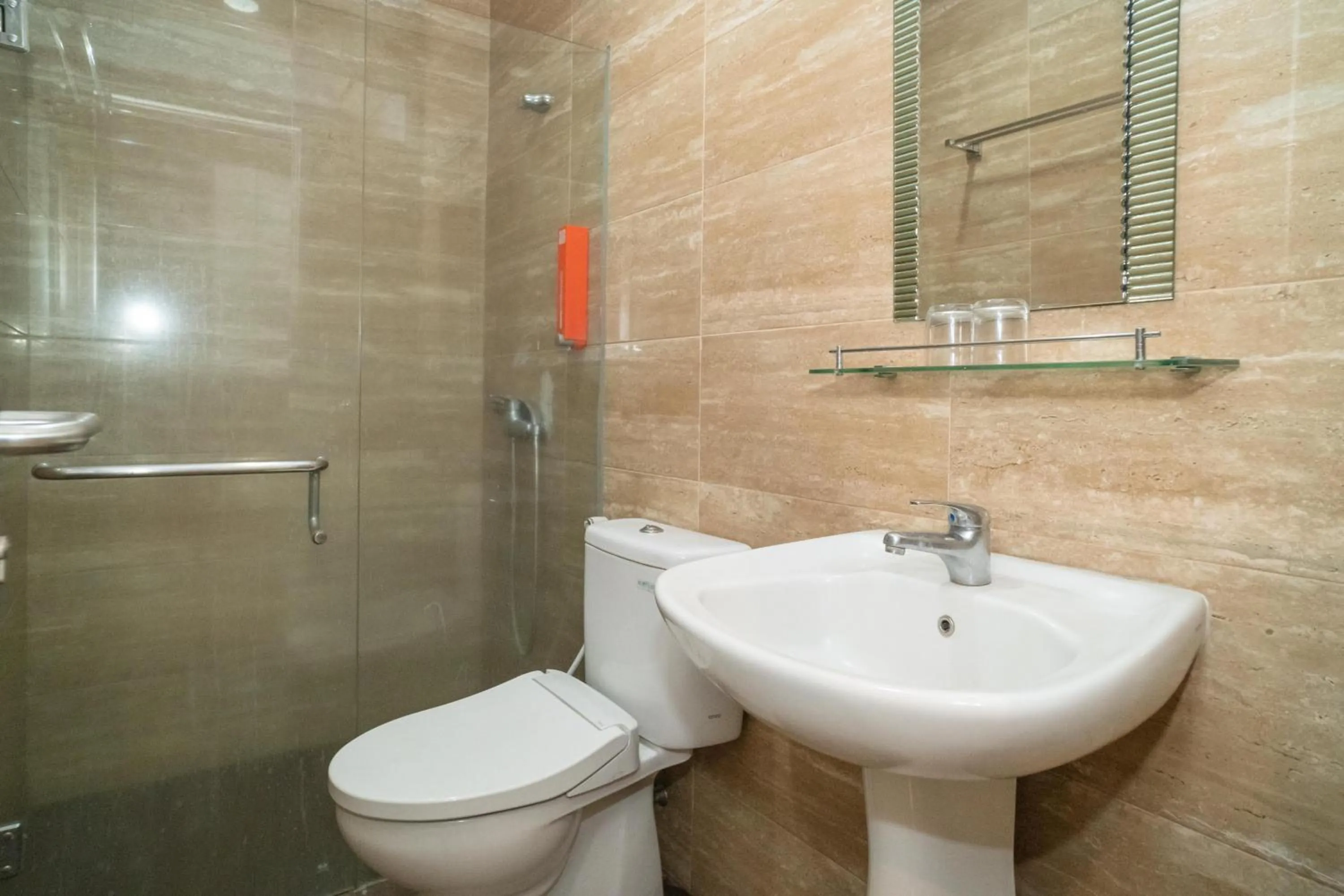 Bathroom in RedDoorz at Tirta Mansion Paramount Gading