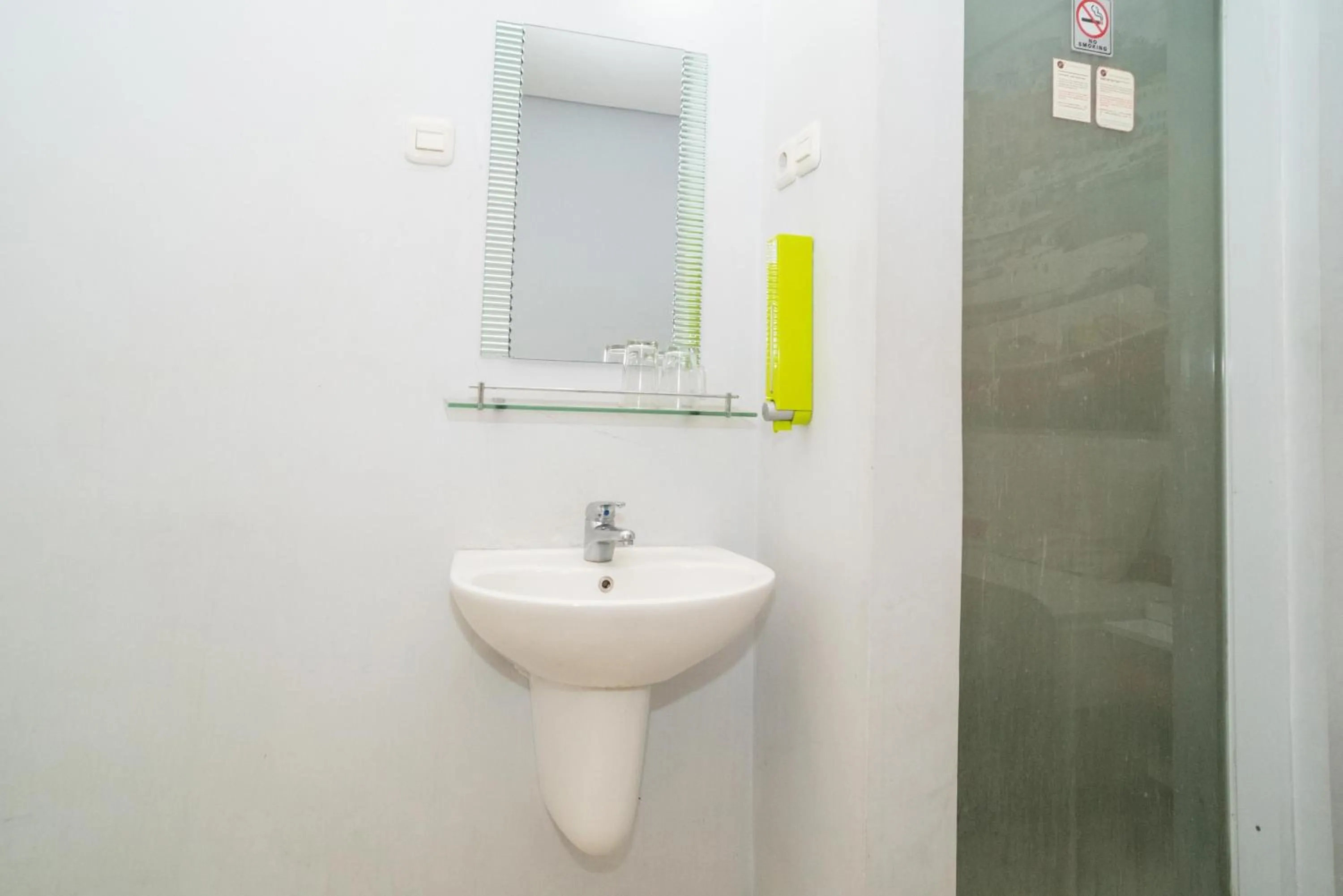 Bathroom in RedDoorz at Tirta Mansion Paramount Gading