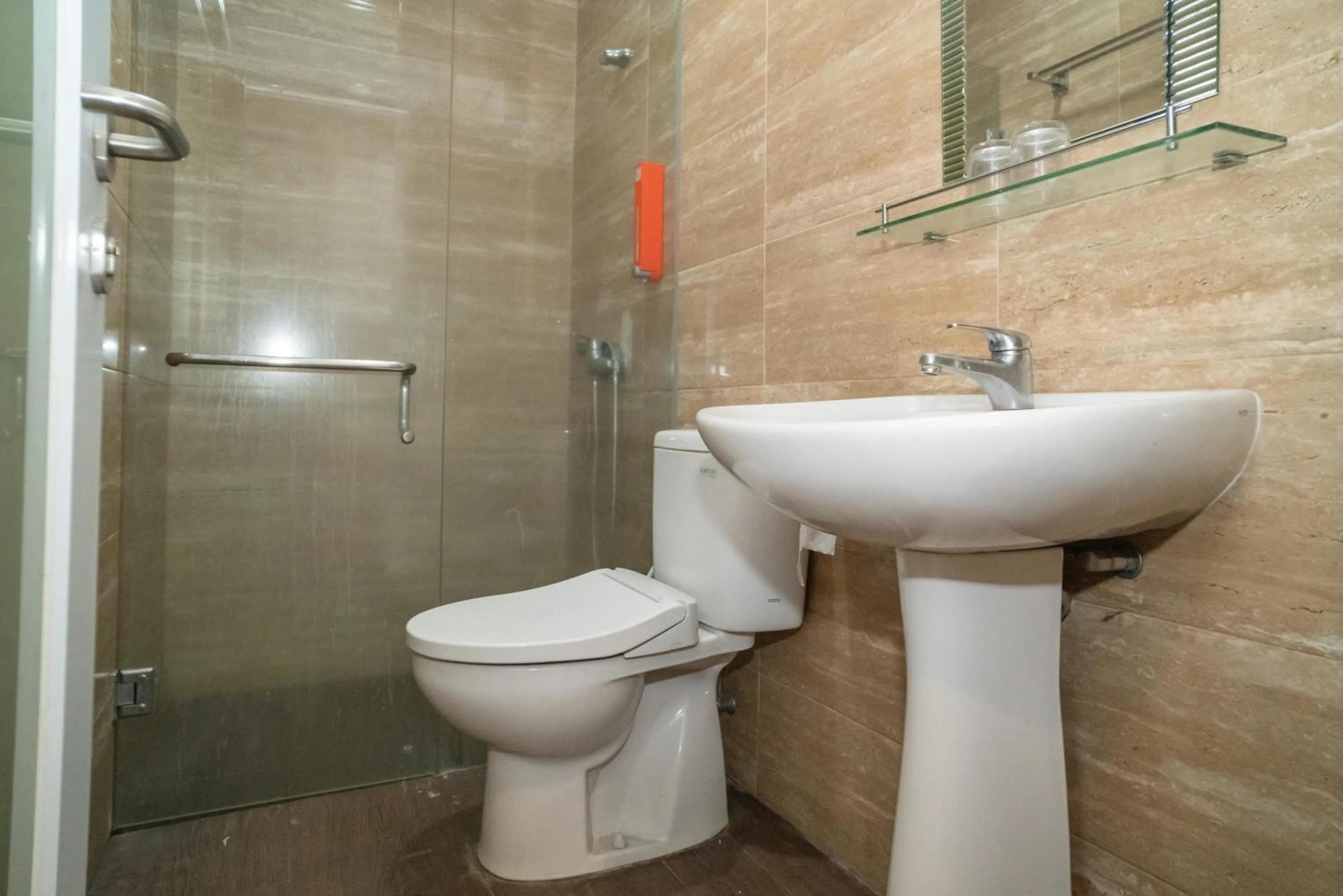 Bathroom in RedDoorz at Tirta Mansion Paramount Gading