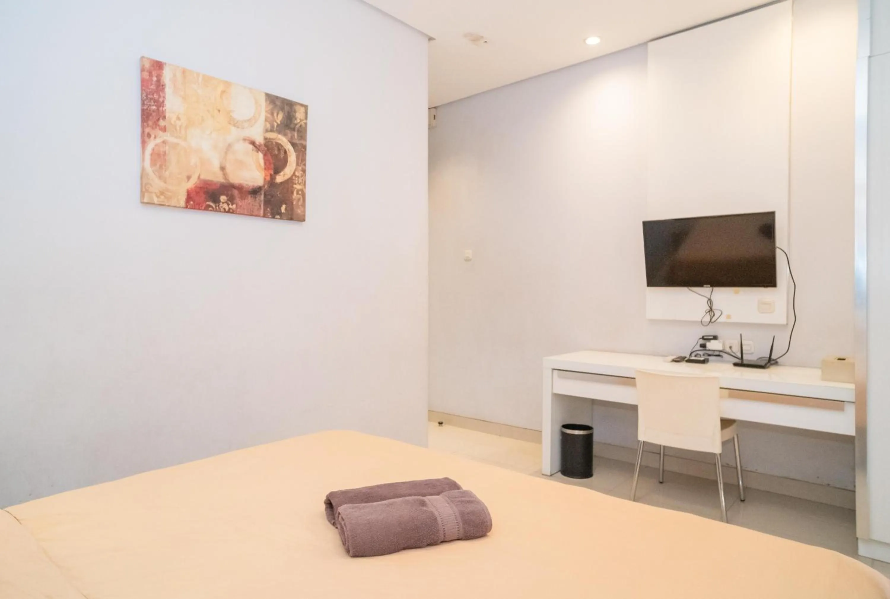 Bed in RedDoorz at Tirta Mansion Paramount Gading