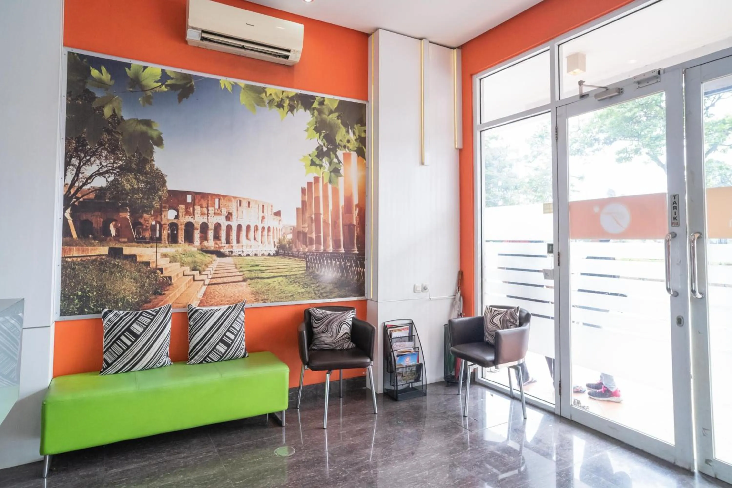 Seating area in RedDoorz at Tirta Mansion Paramount Gading