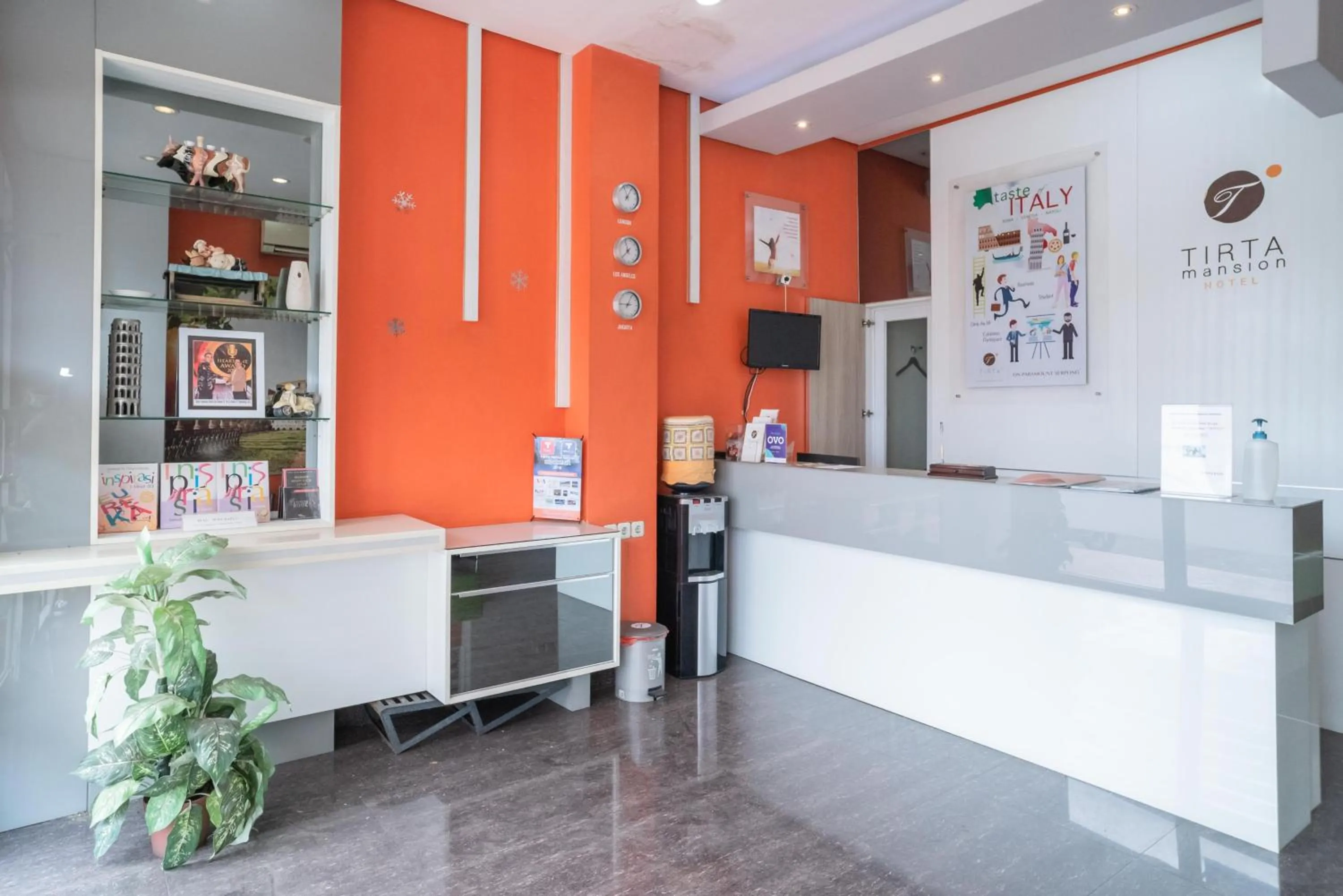 Lobby or reception in RedDoorz at Tirta Mansion Paramount Gading