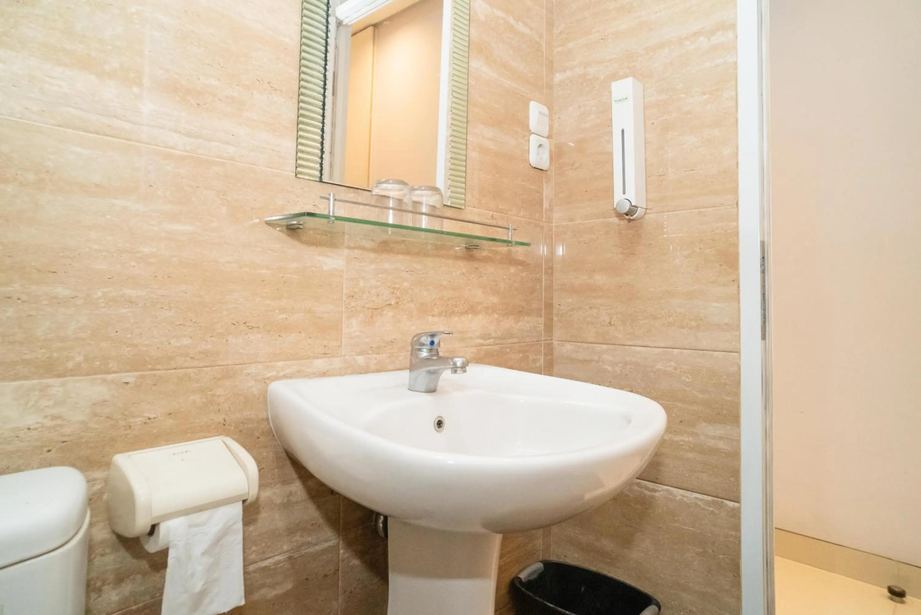 Bathroom in RedDoorz at Tirta Mansion Paramount Gading