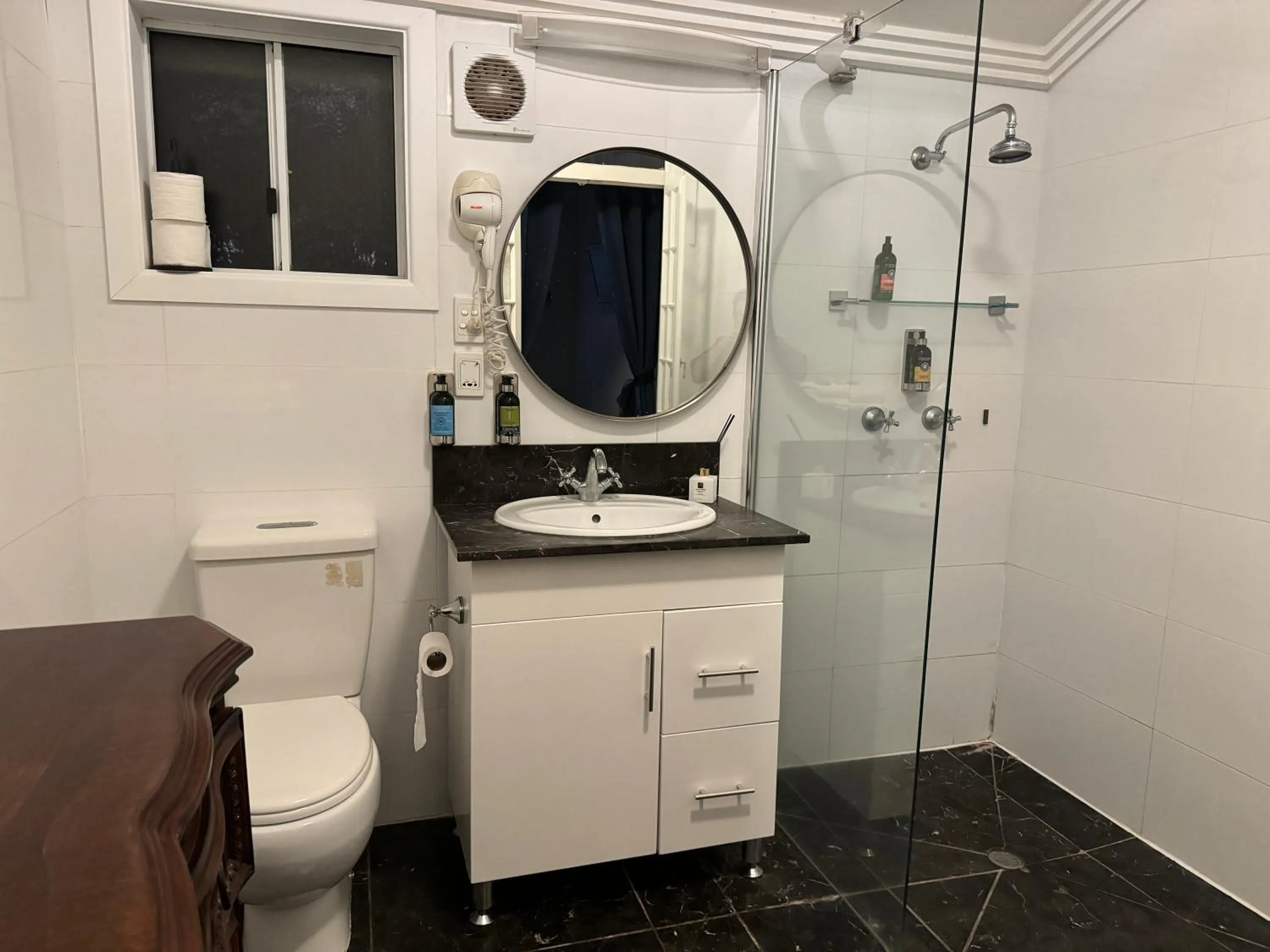 Shower in Club Boutique Hotel Cunnamulla