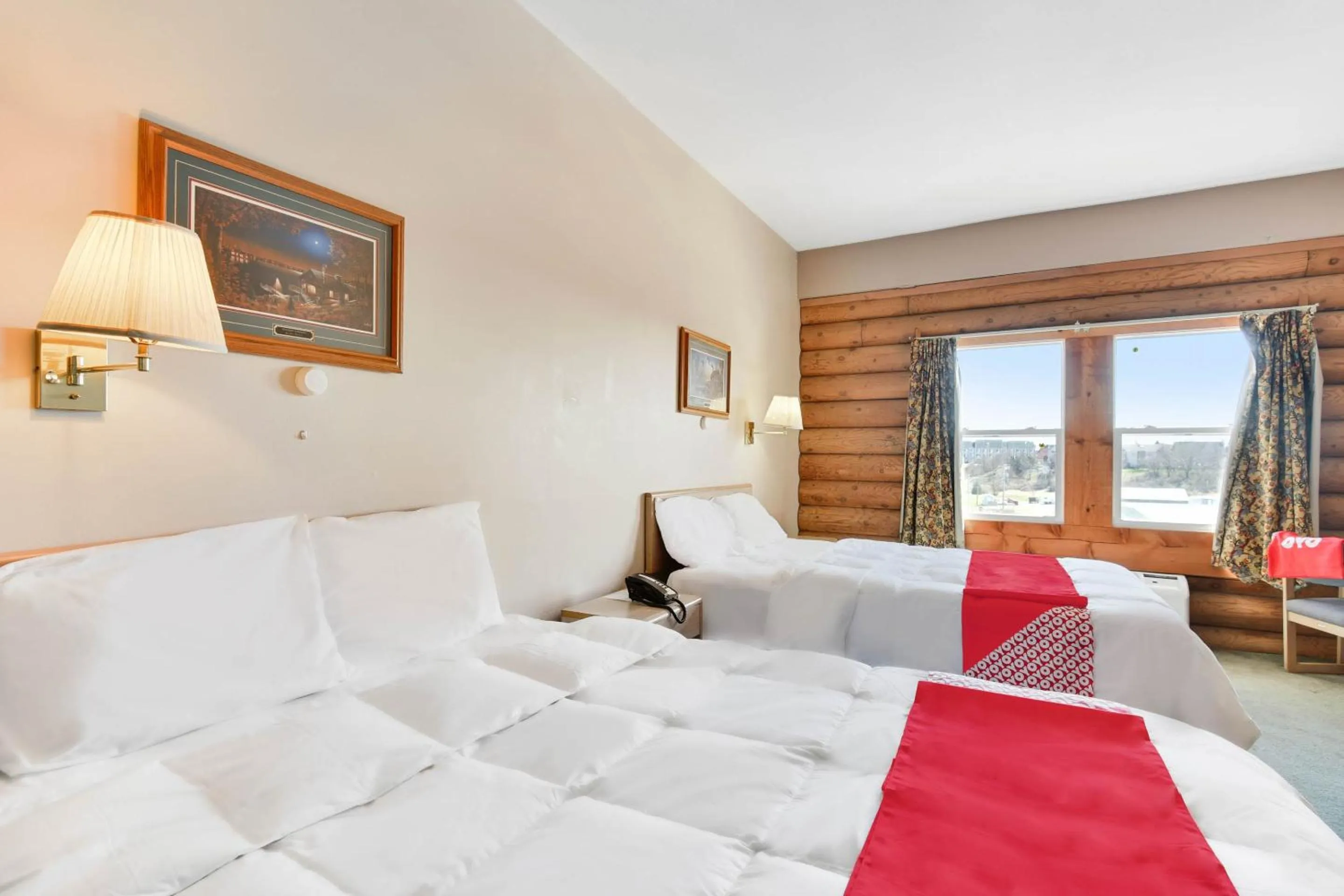 Bedroom in Casa Loma Inn & Suites by OYO Davenport IA near I-80