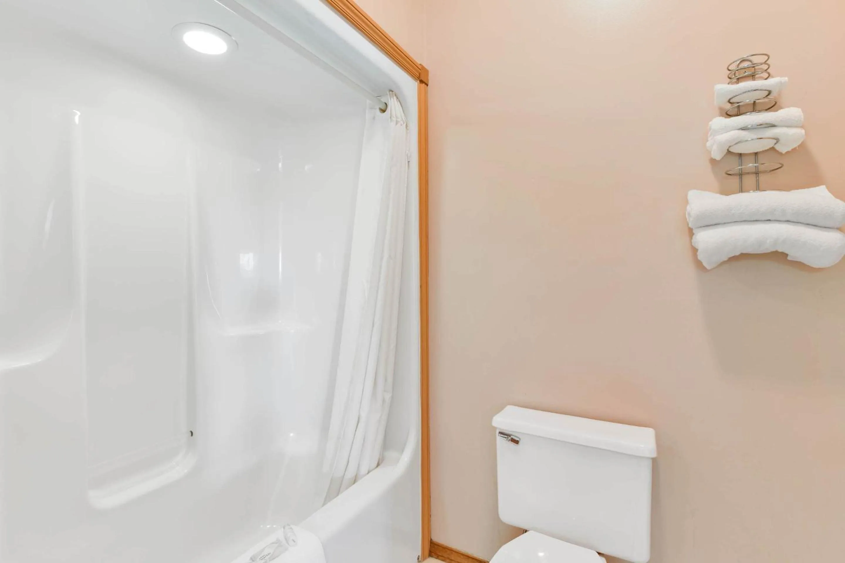 Bathroom in Casa Loma Inn & Suites by OYO Davenport IA near I-80