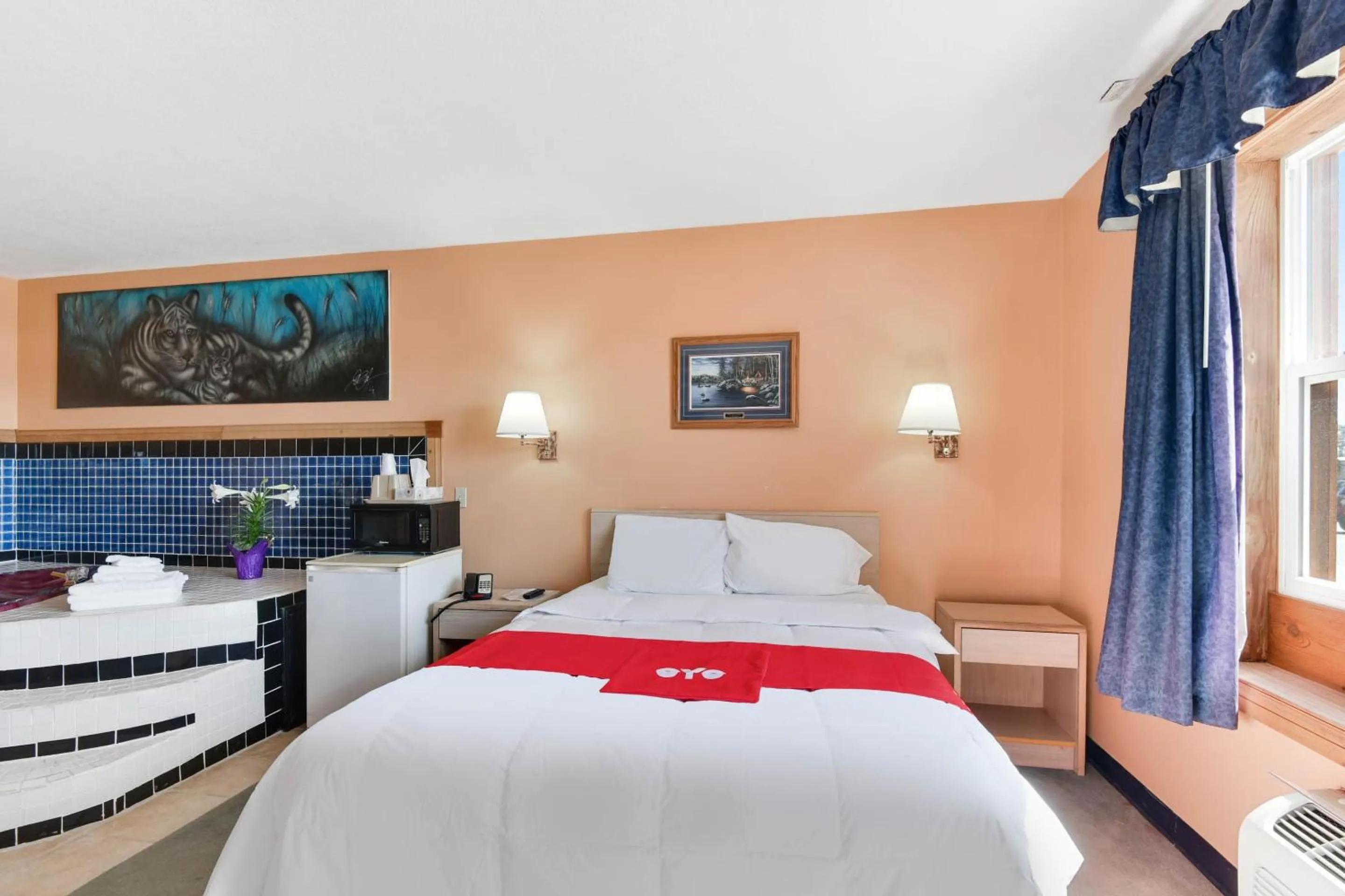 Bedroom in Casa Loma Inn & Suites by OYO Davenport IA near I-80