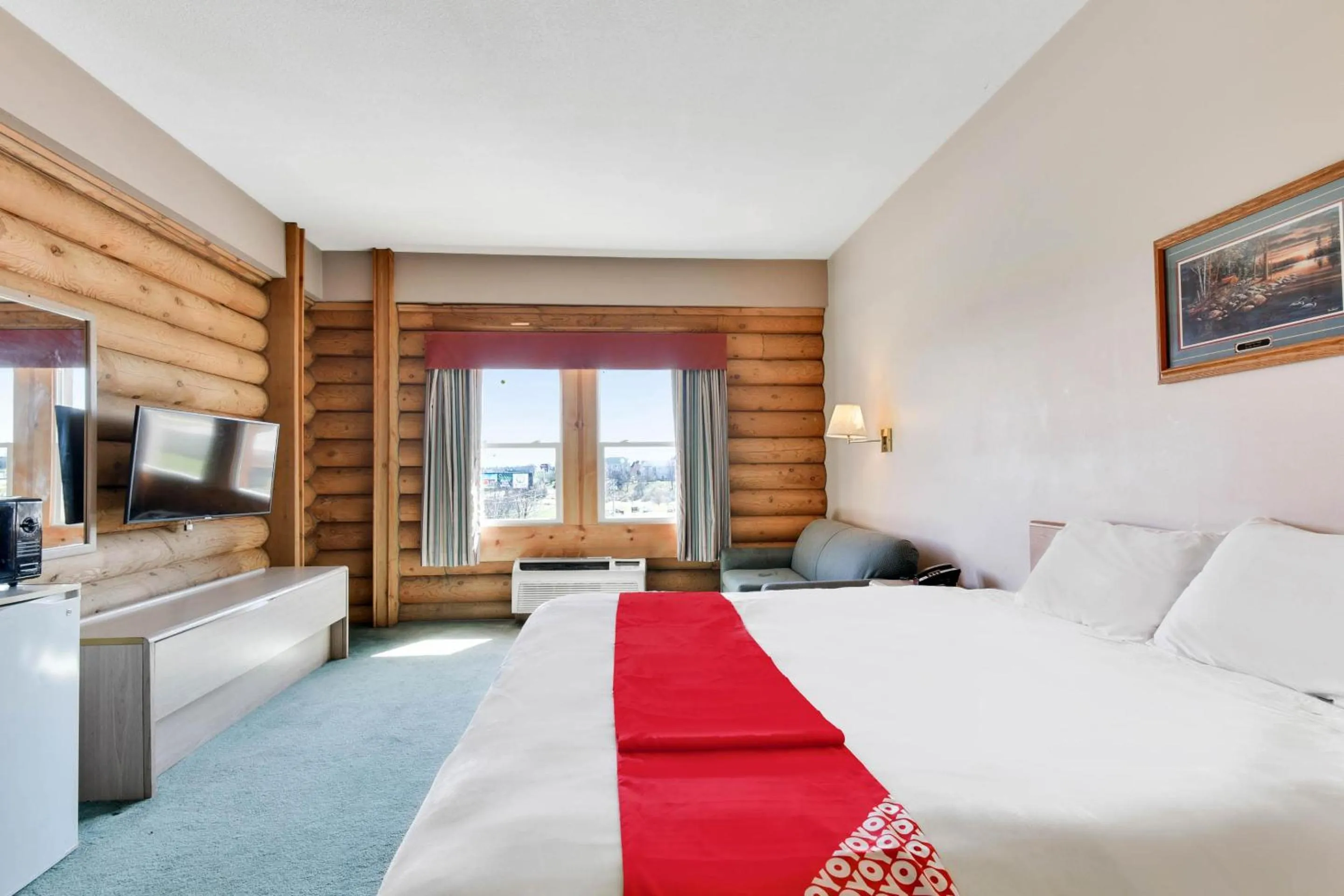 Bedroom in Casa Loma Inn & Suites by OYO Davenport IA near I-80