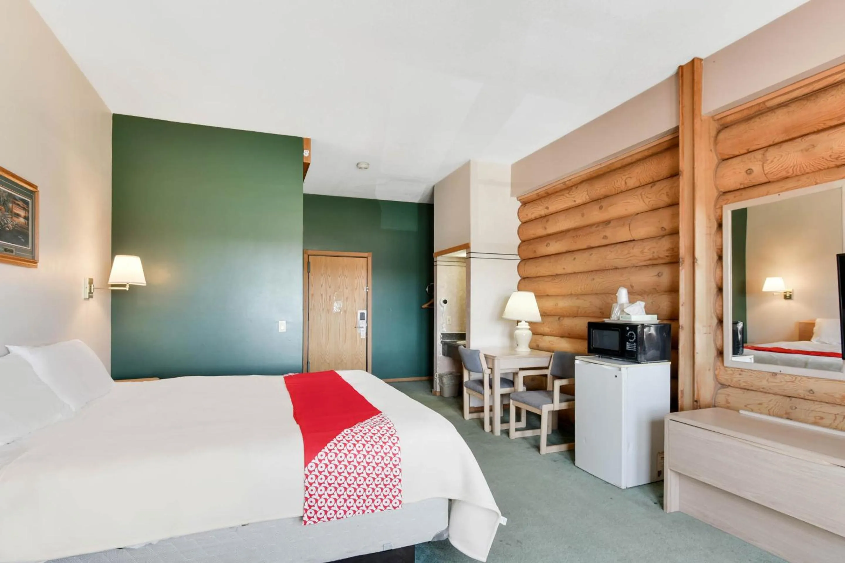 Bedroom in Casa Loma Inn & Suites by OYO Davenport IA near I-80