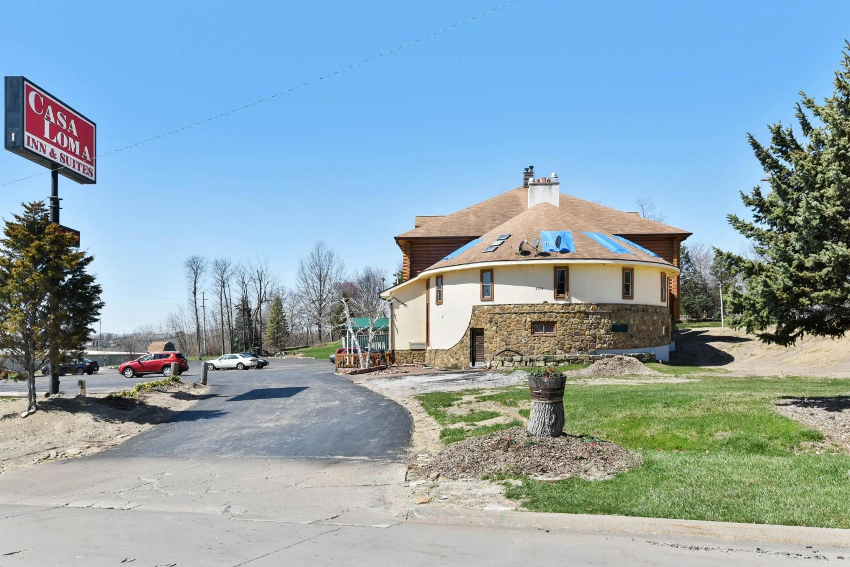 Facade/entrance in Casa Loma Inn & Suites by OYO Davenport IA near I-80