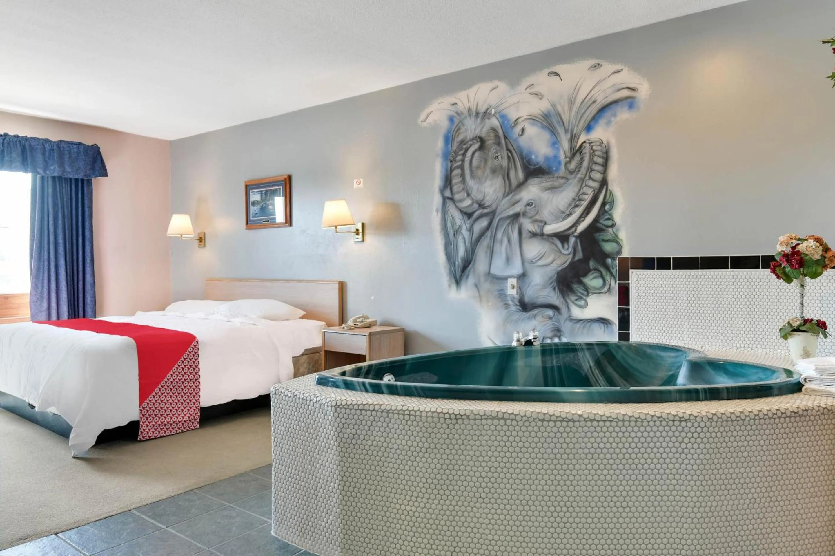 Bedroom in Casa Loma Inn & Suites by OYO Davenport IA near I-80