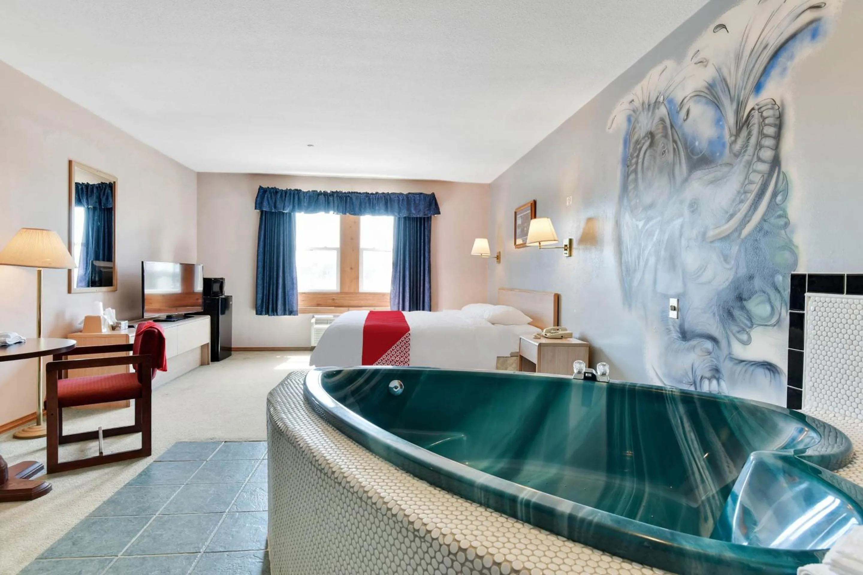 Bedroom in Casa Loma Inn & Suites by OYO Davenport IA near I-80