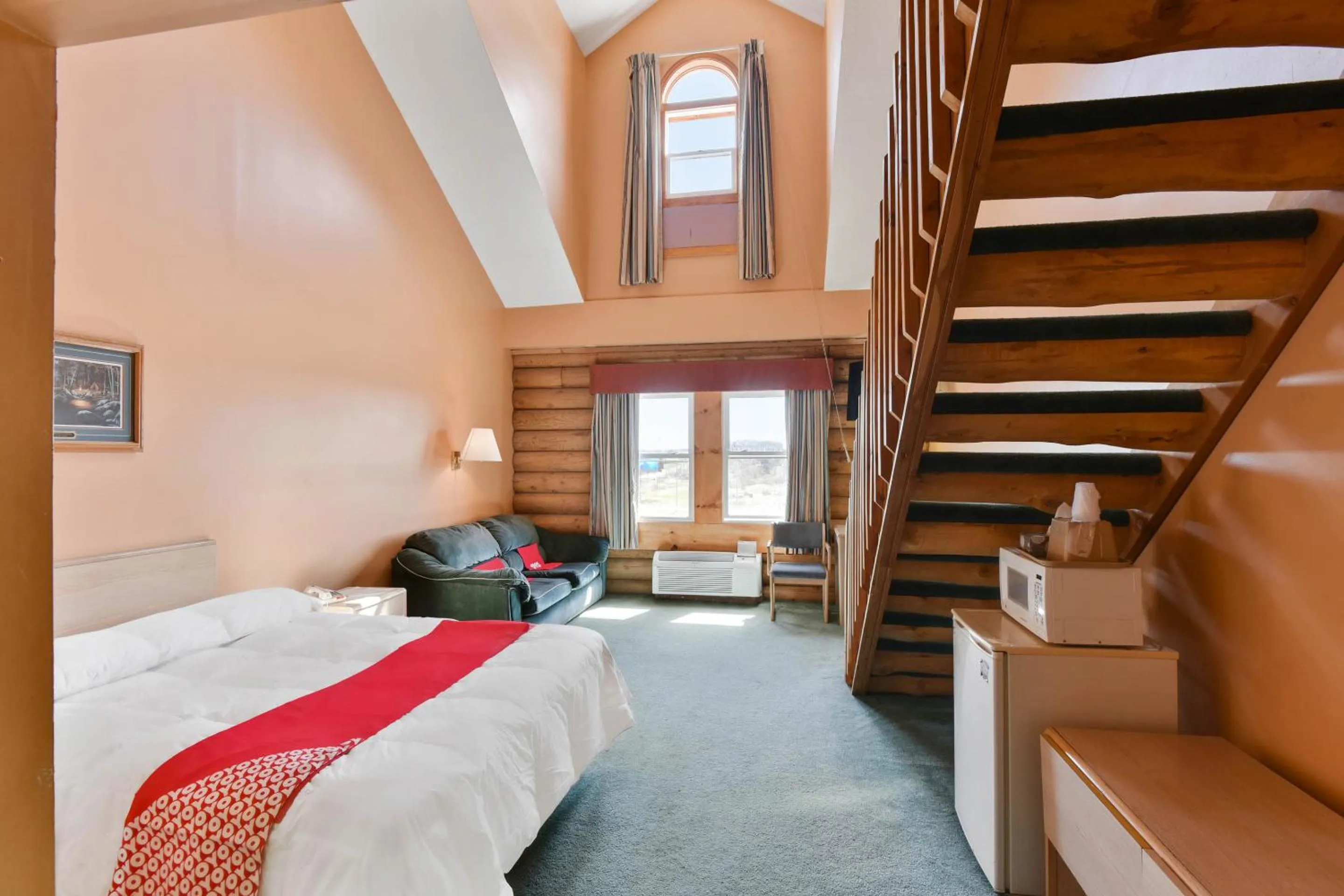 Bedroom in Casa Loma Inn & Suites by OYO Davenport IA near I-80