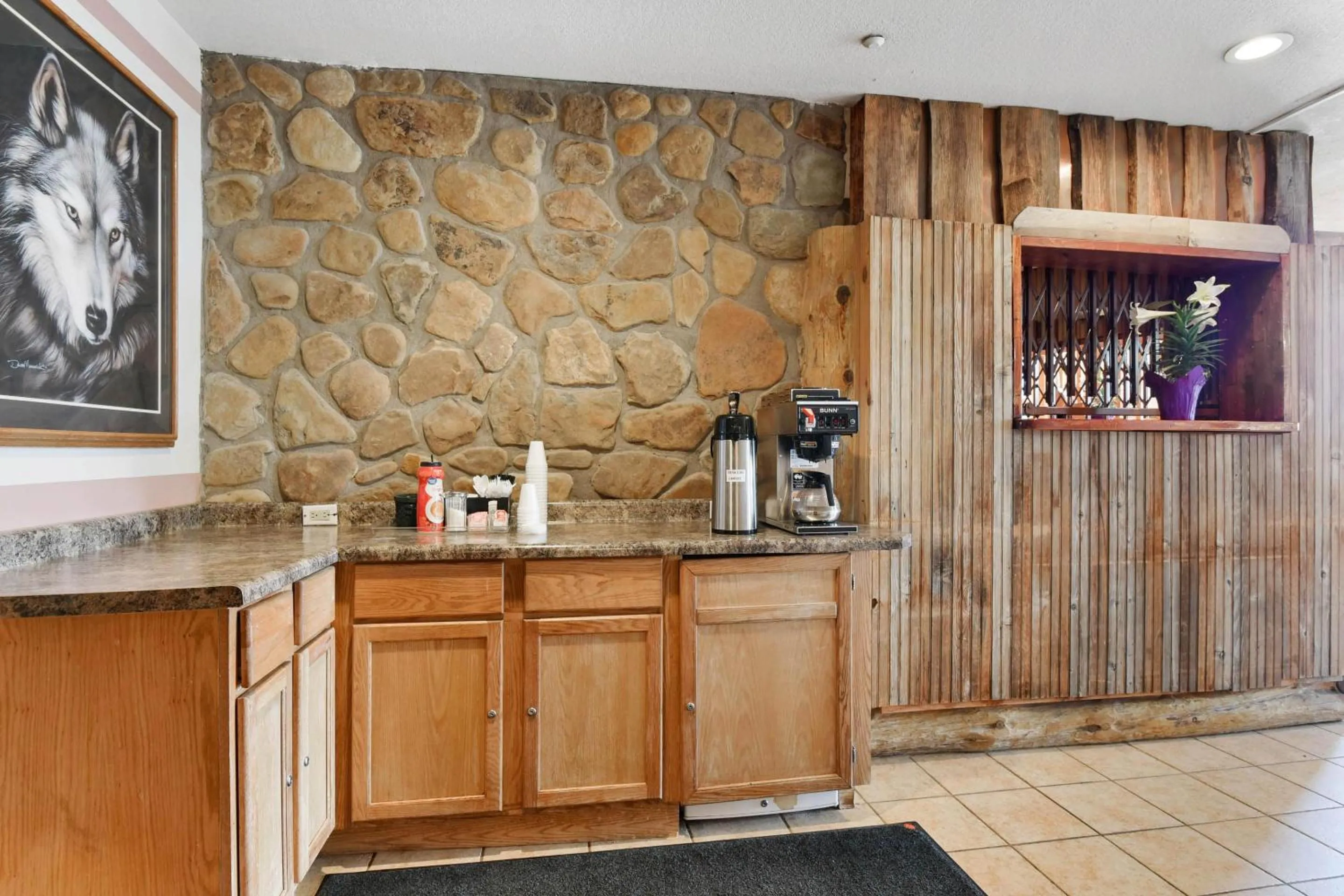 Lobby or reception in Casa Loma Inn & Suites by OYO Davenport IA near I-80