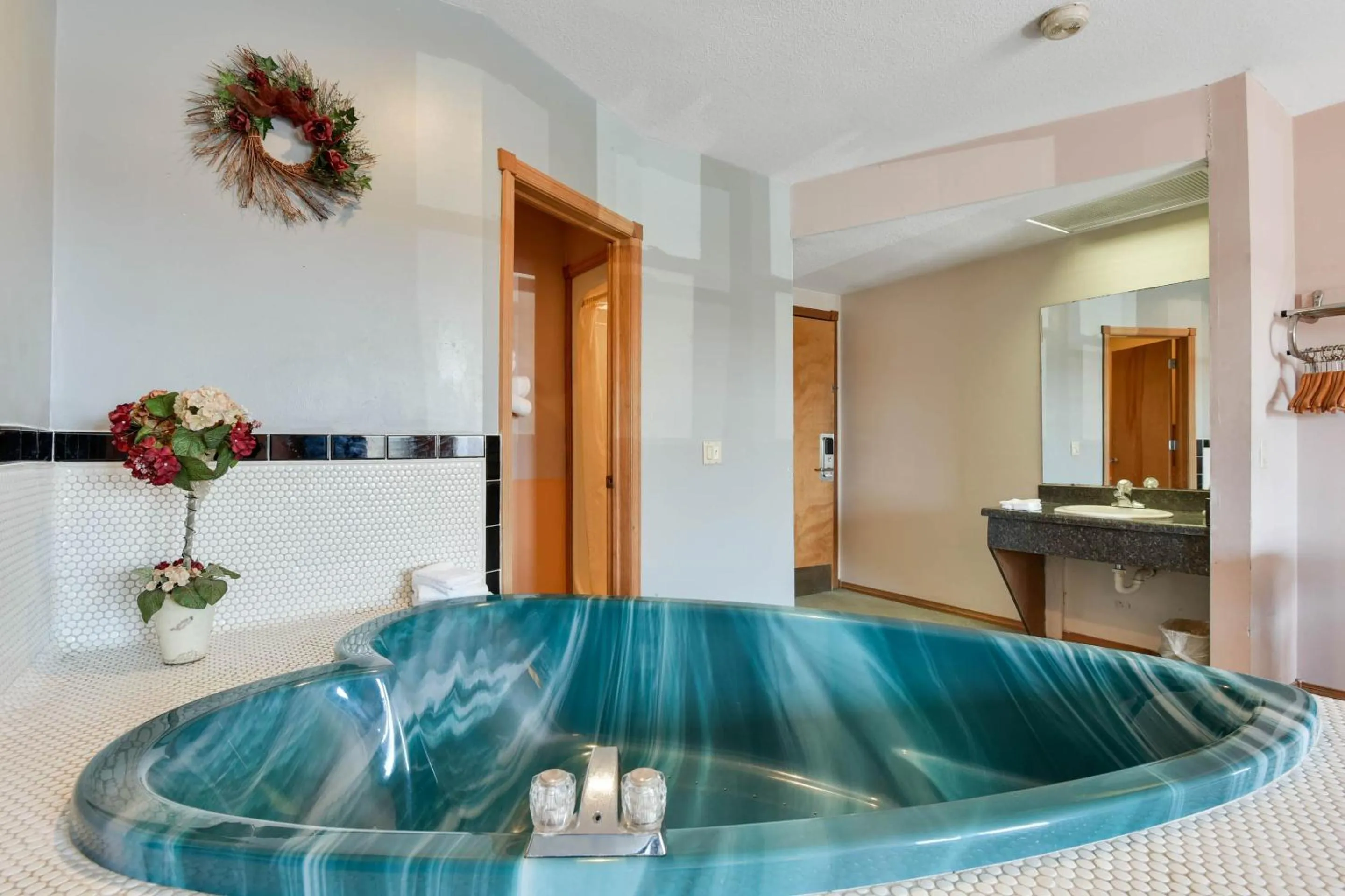 Bedroom in Casa Loma Inn & Suites by OYO Davenport IA near I-80