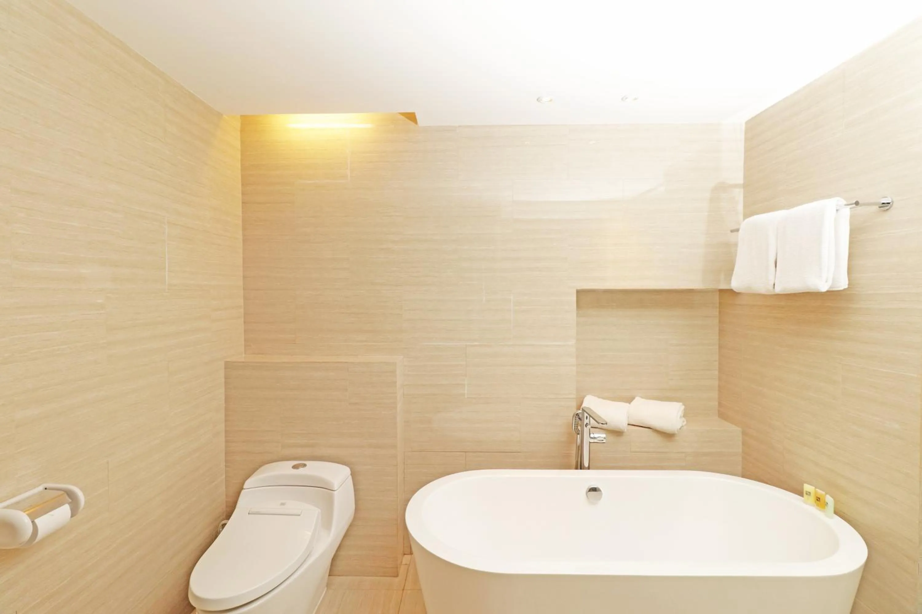 Shower in Swiss-Belhotel Cirebon