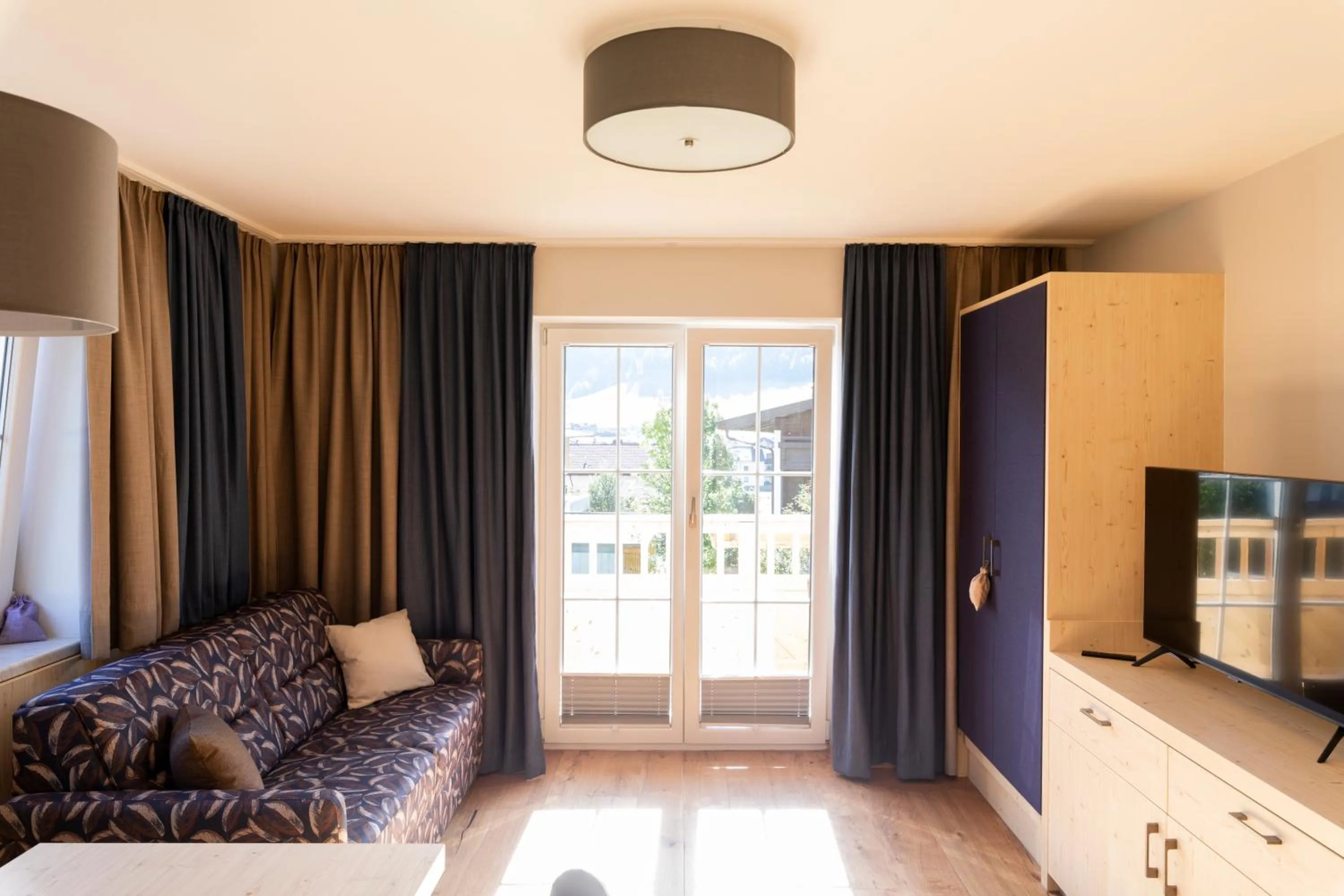 Communal lounge/ TV room in Residenz Theresa