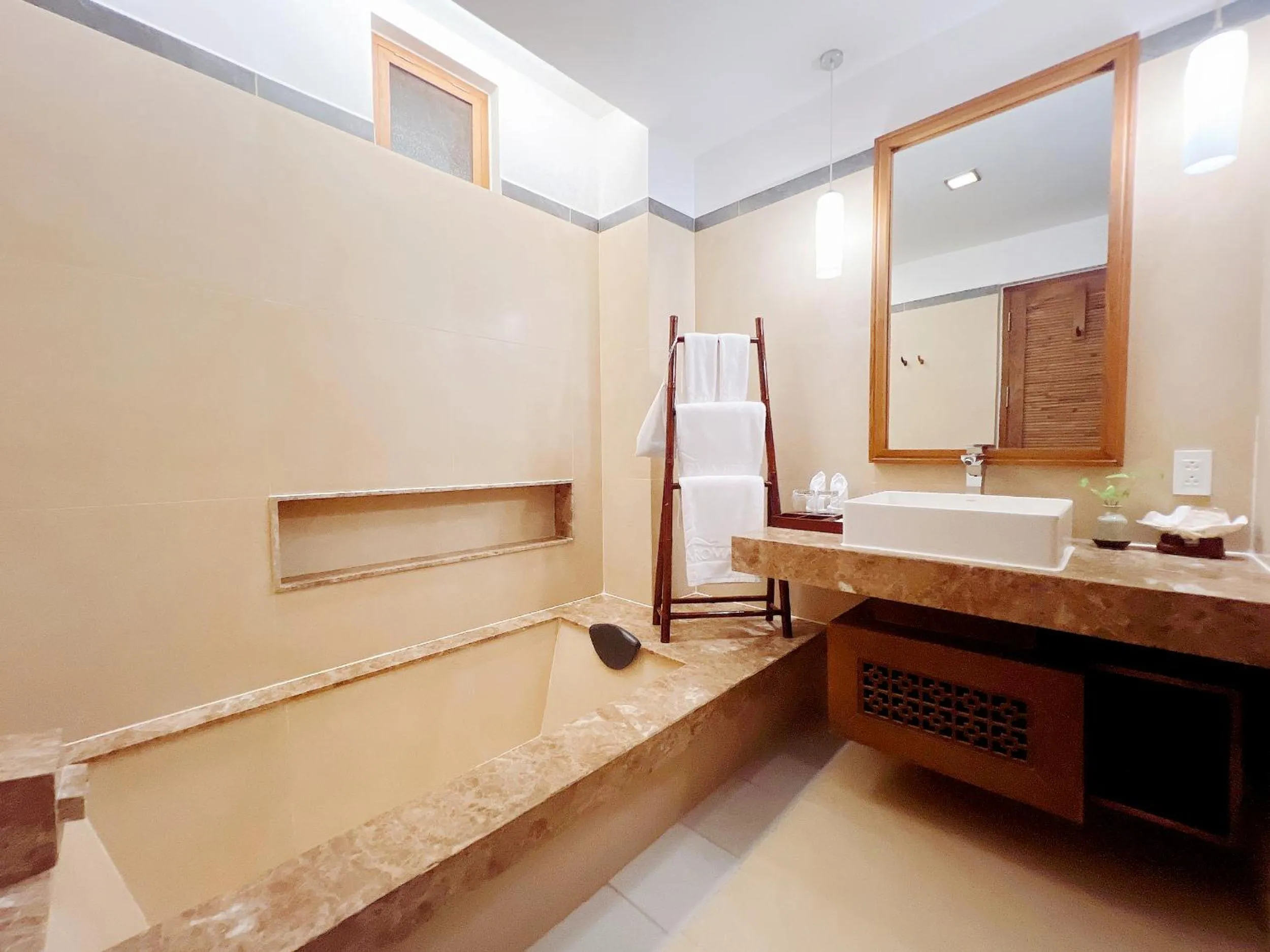 Shower in Aroma Beach Resort and Spa