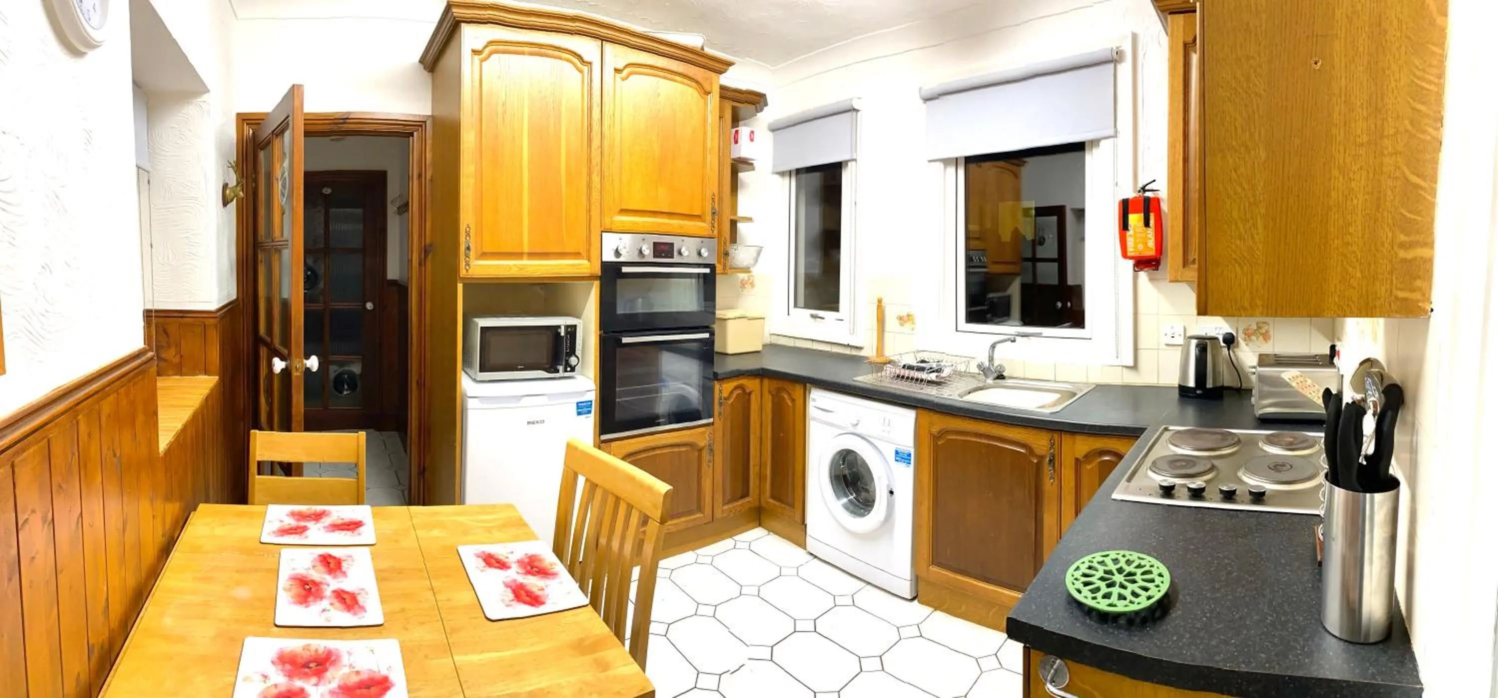 Kitchen or kitchenette in Seaford Lodge Apartments