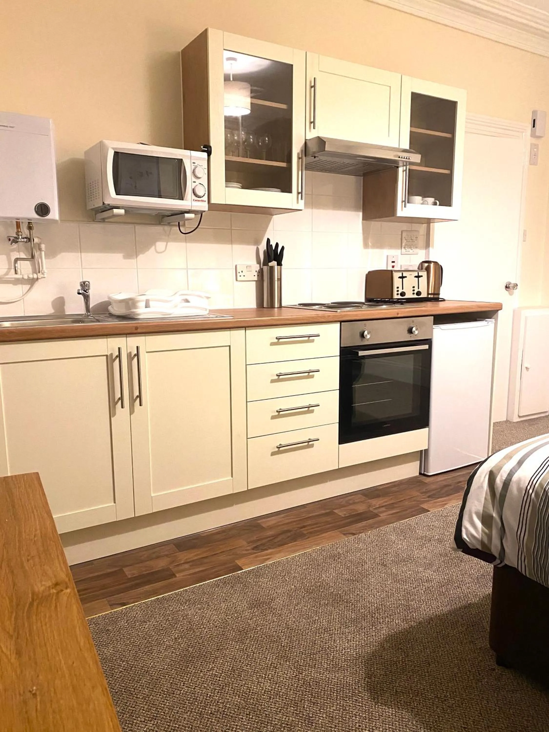 Kitchen or kitchenette in Seaford Lodge Apartments