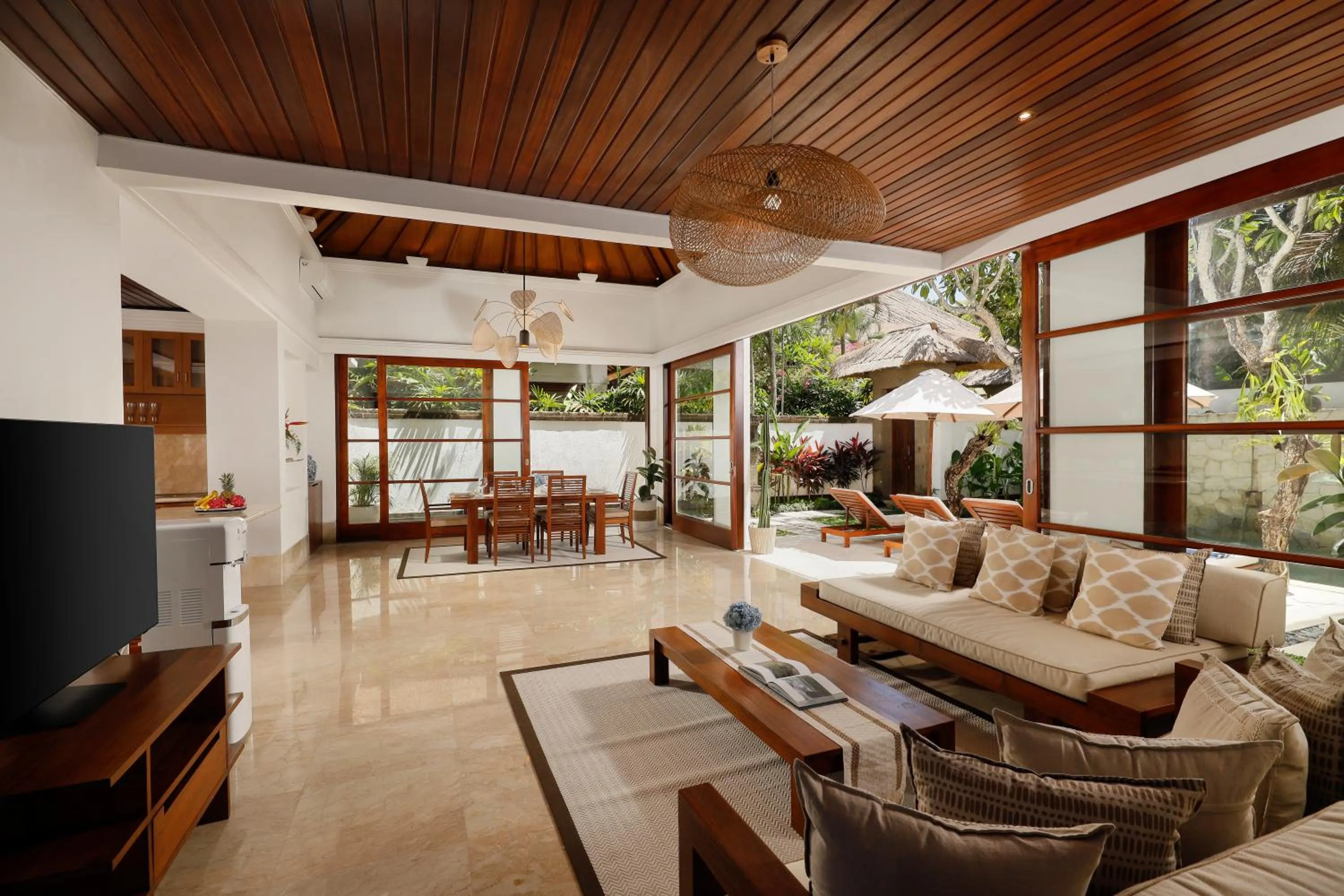 Communal lounge/ TV room in Jimbaran Beach Villas by Nakula
