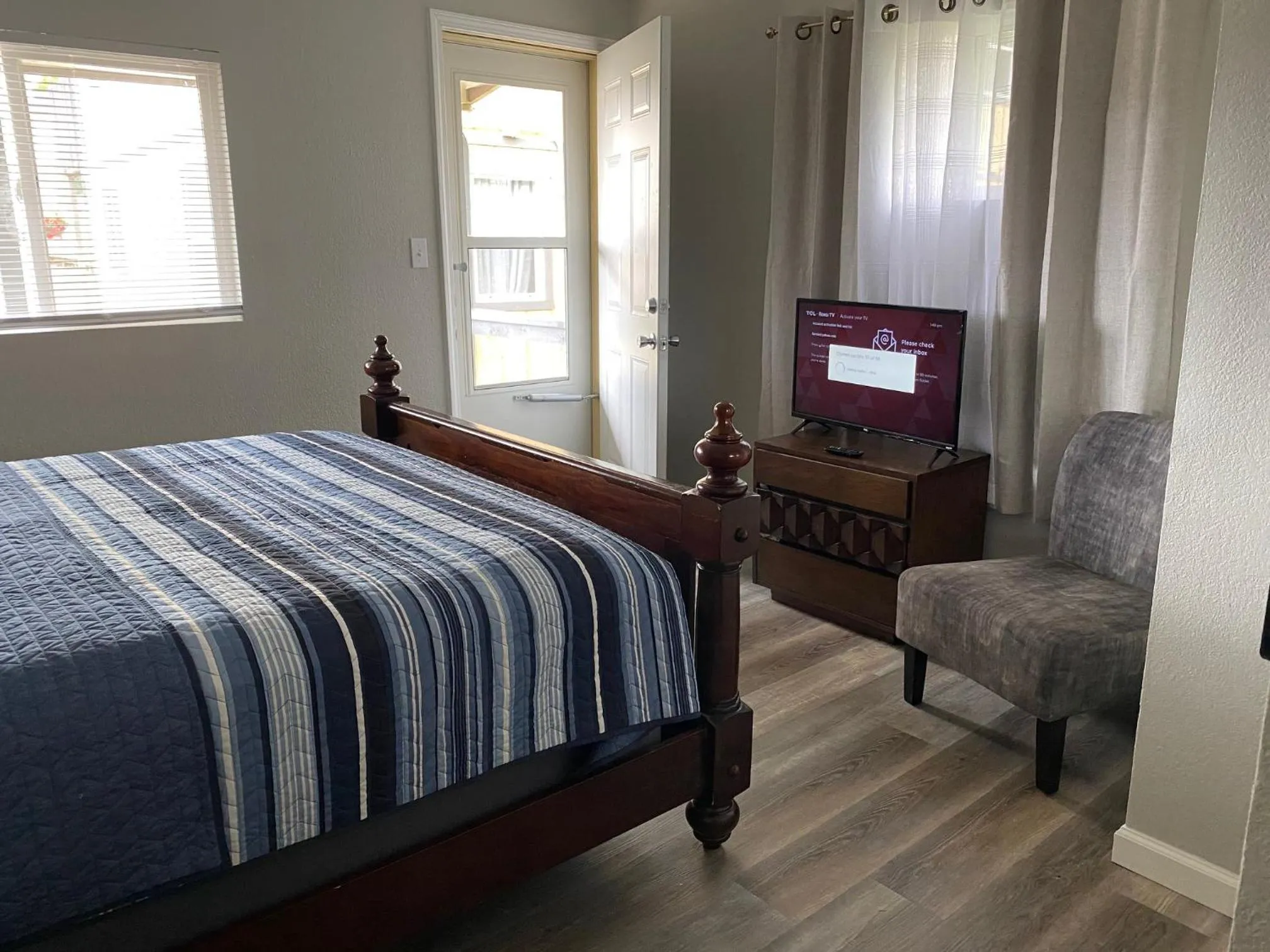 Bed in Rockwood Resort Motel