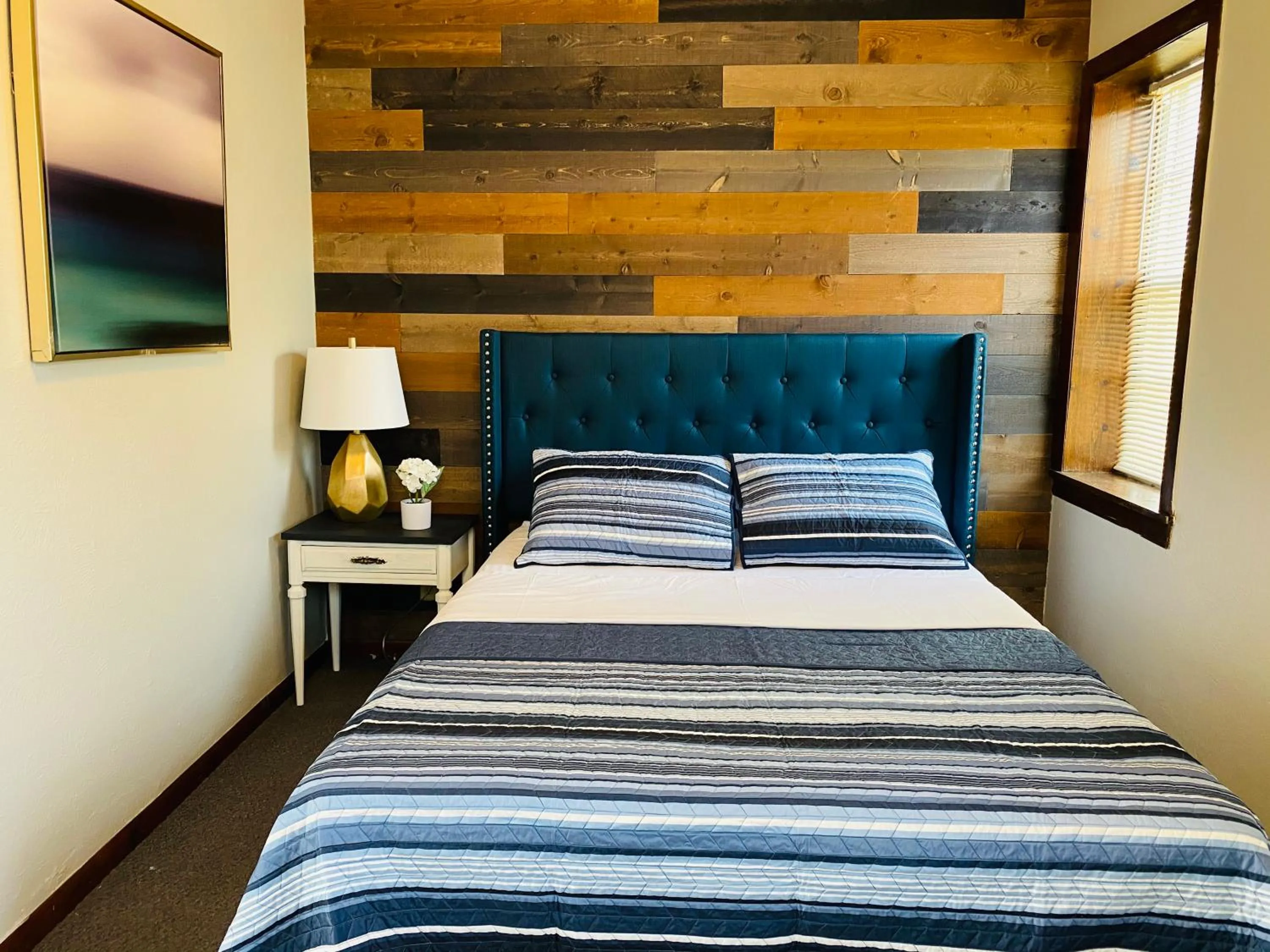 Bed in Rockwood Resort Motel