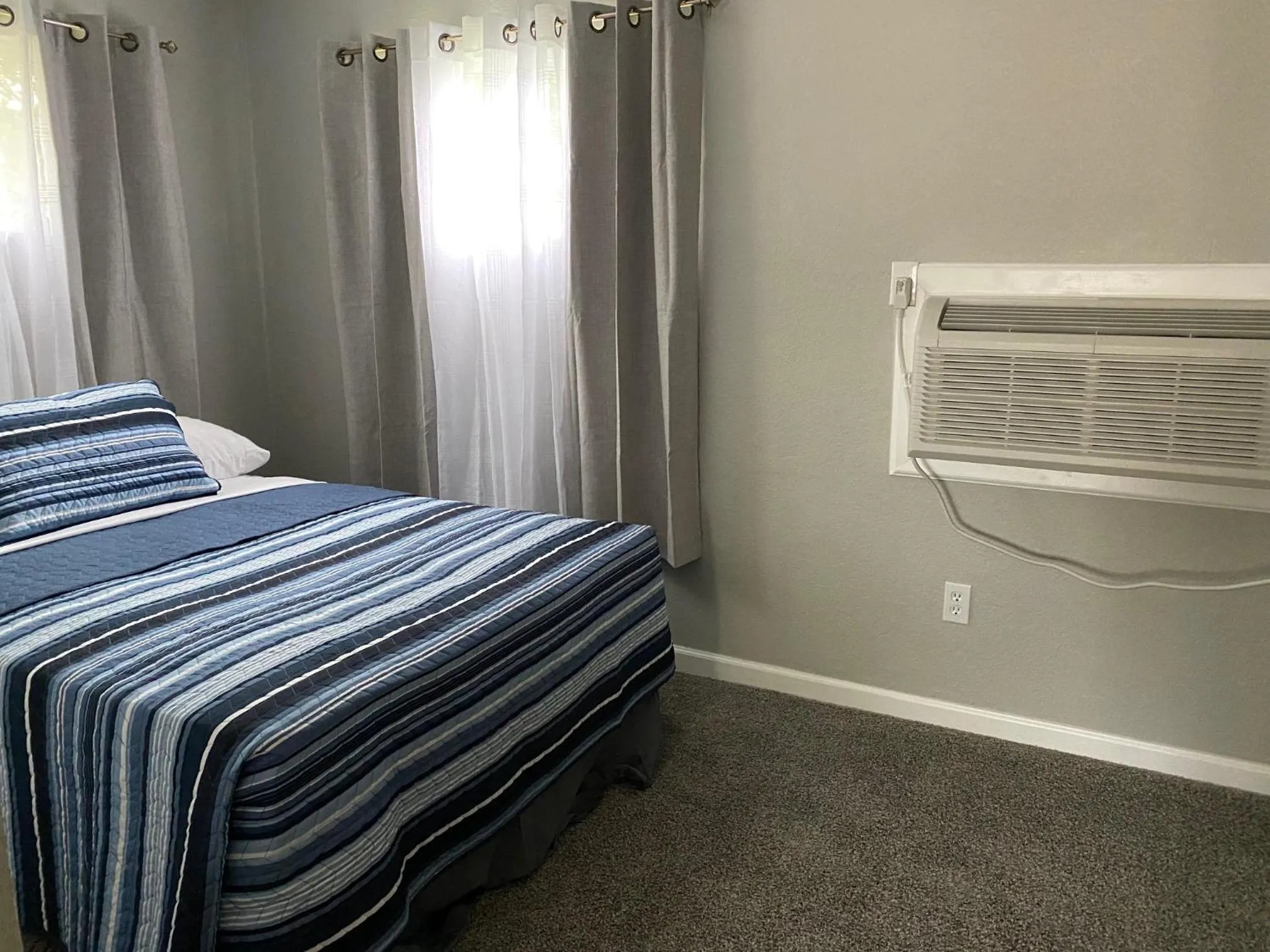 Bed in Rockwood Resort Motel