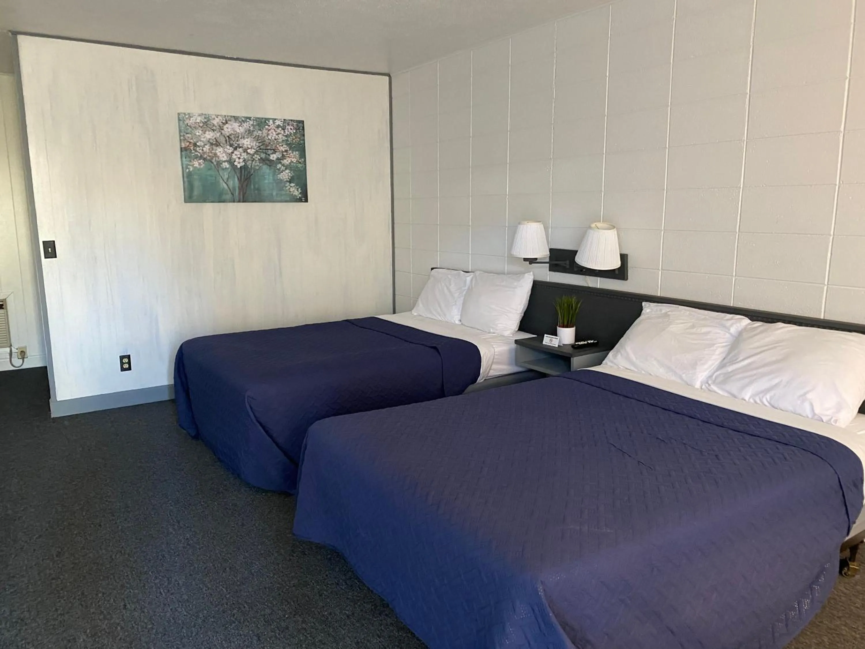 Bed in Rockwood Resort Motel