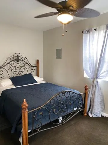 Bed in Rockwood Resort Motel