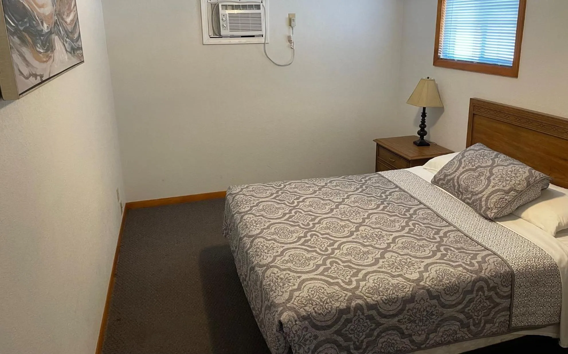 Bed in Rockwood Resort Motel