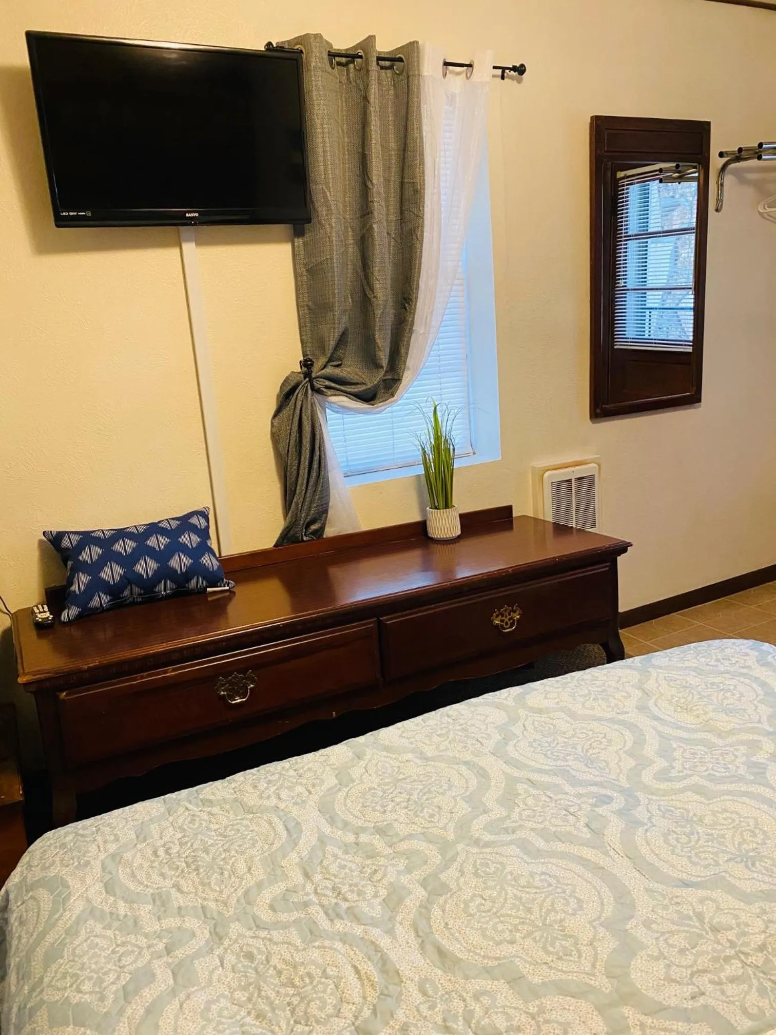 Bed in Rockwood Resort Motel