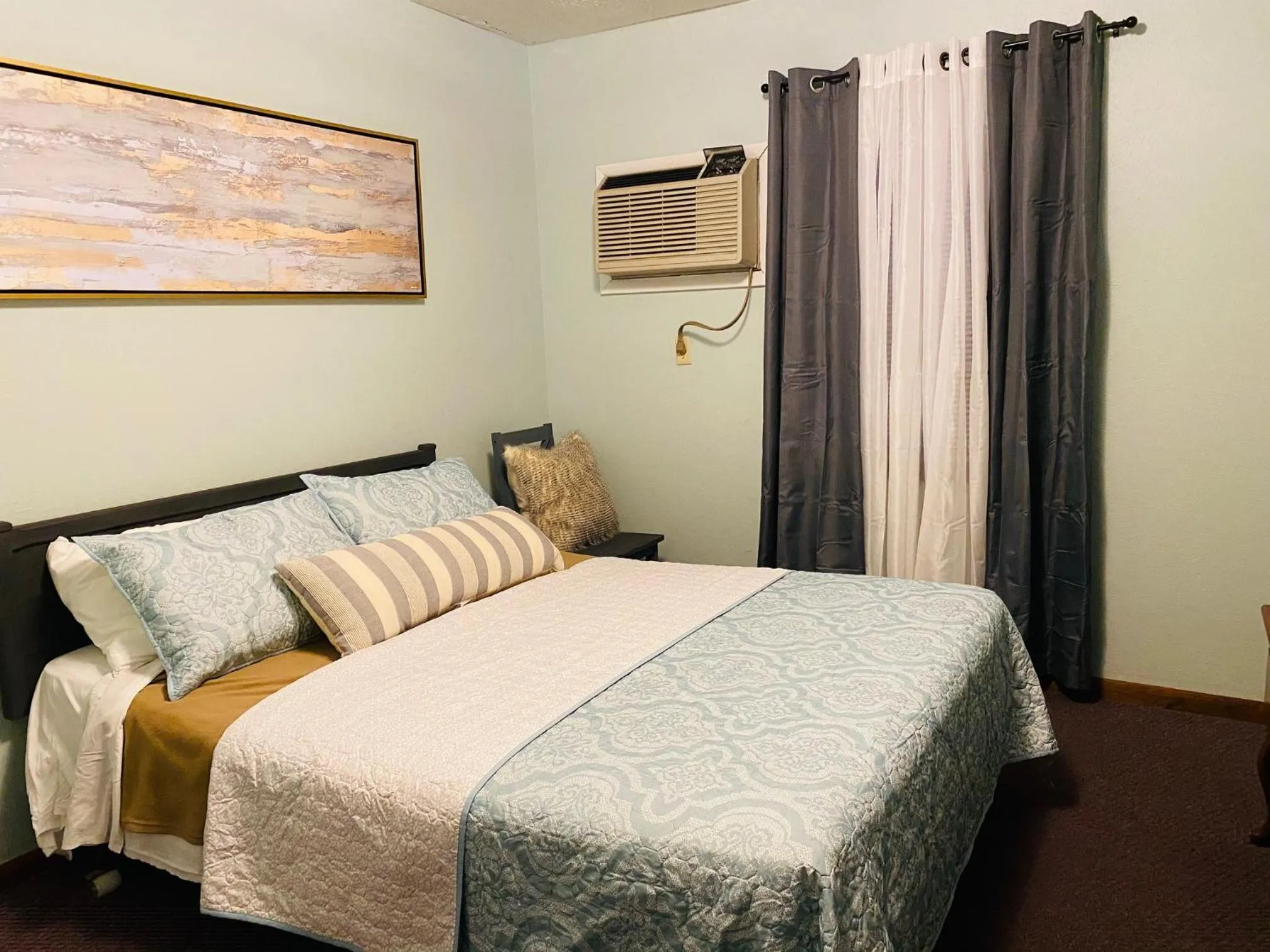 Bed in Rockwood Resort Motel