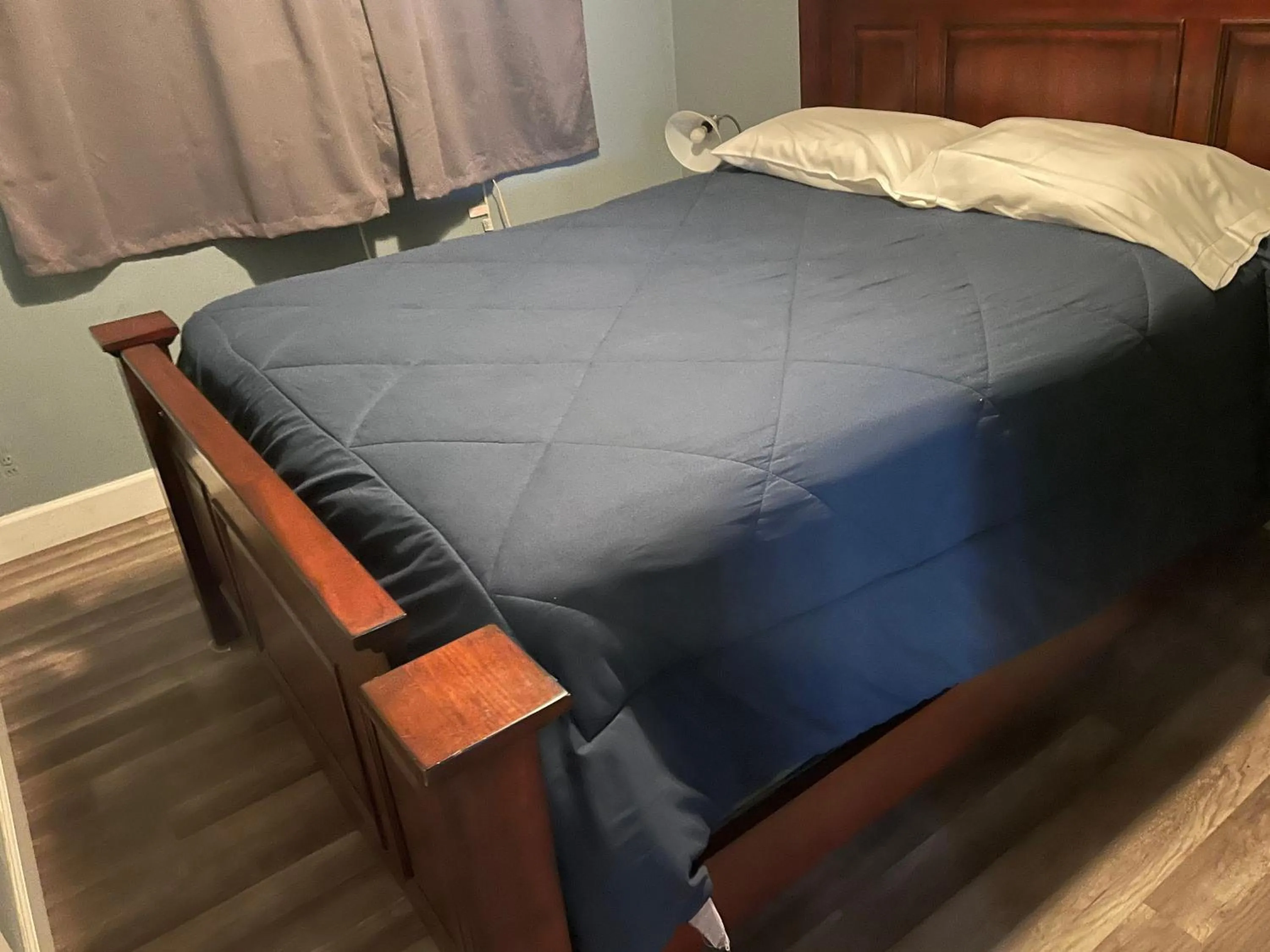 Bed in LA Adventurer Hotel