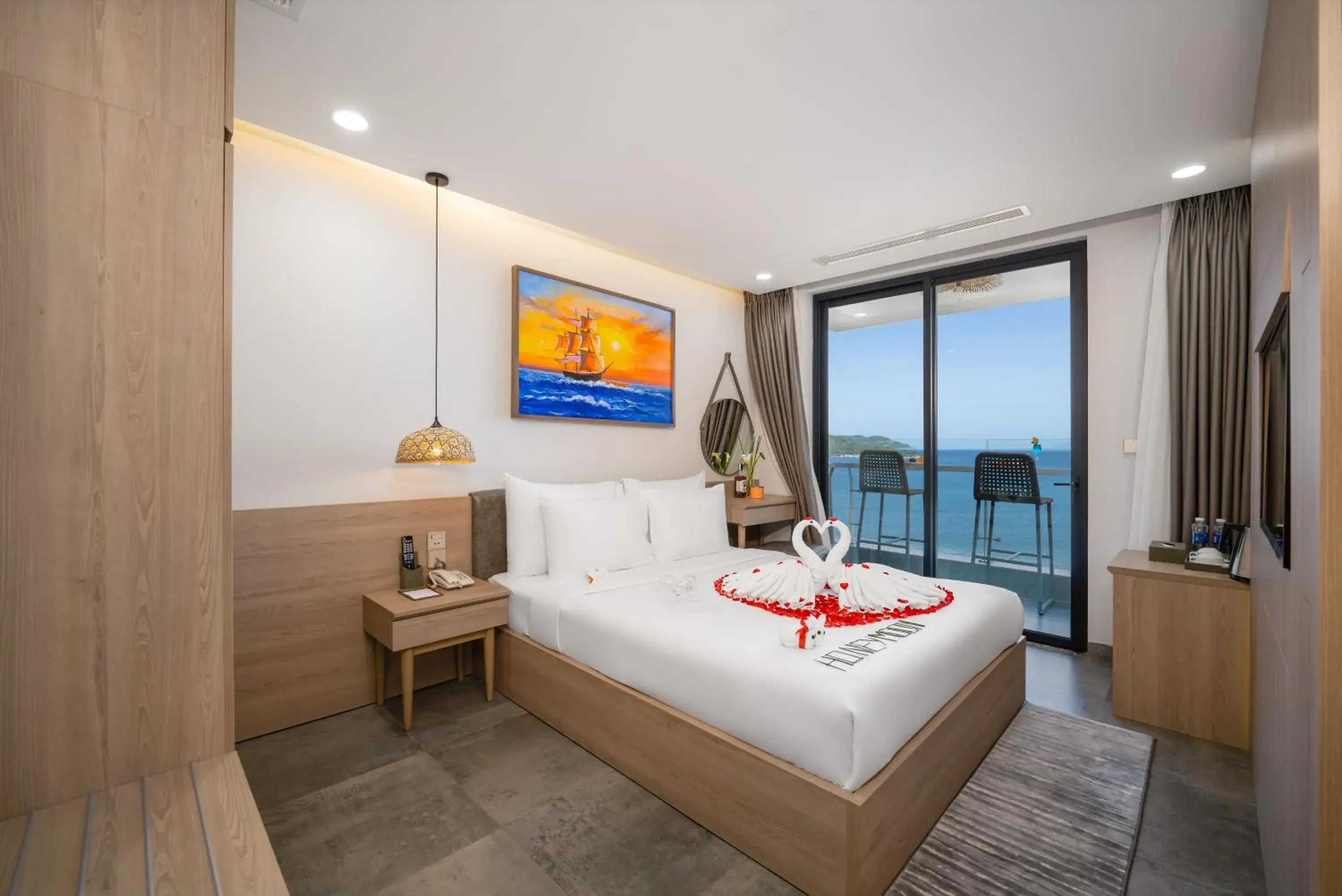 Deluxe Double Room with Balcony and Ocean View in Nguyen Gia Hotel Deluxe Double Room with Balcony and Ocean View in Nguyen Gia Hotel