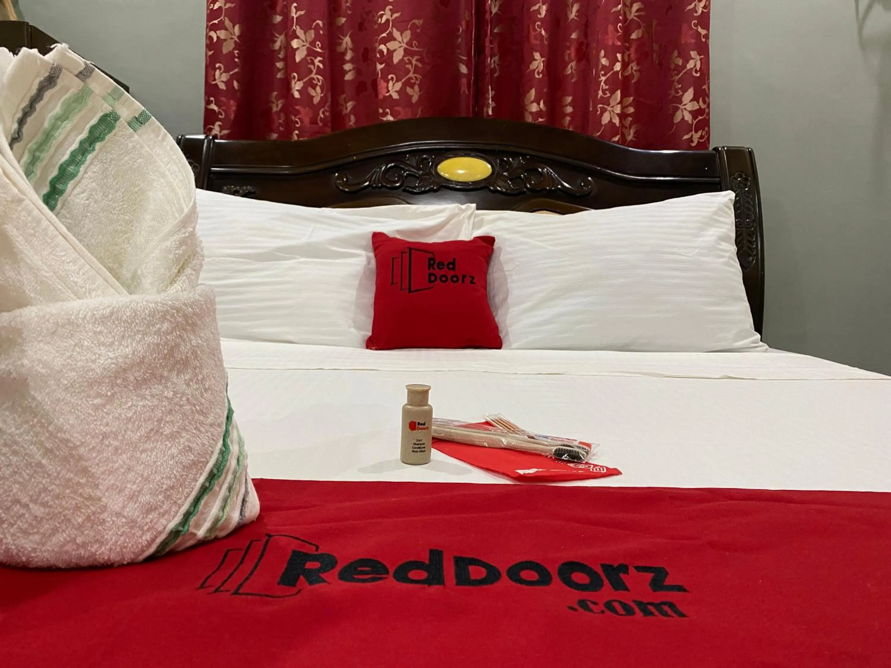 Bed in RedDoorz Plus @ Lhexlyn Resort San Narciso