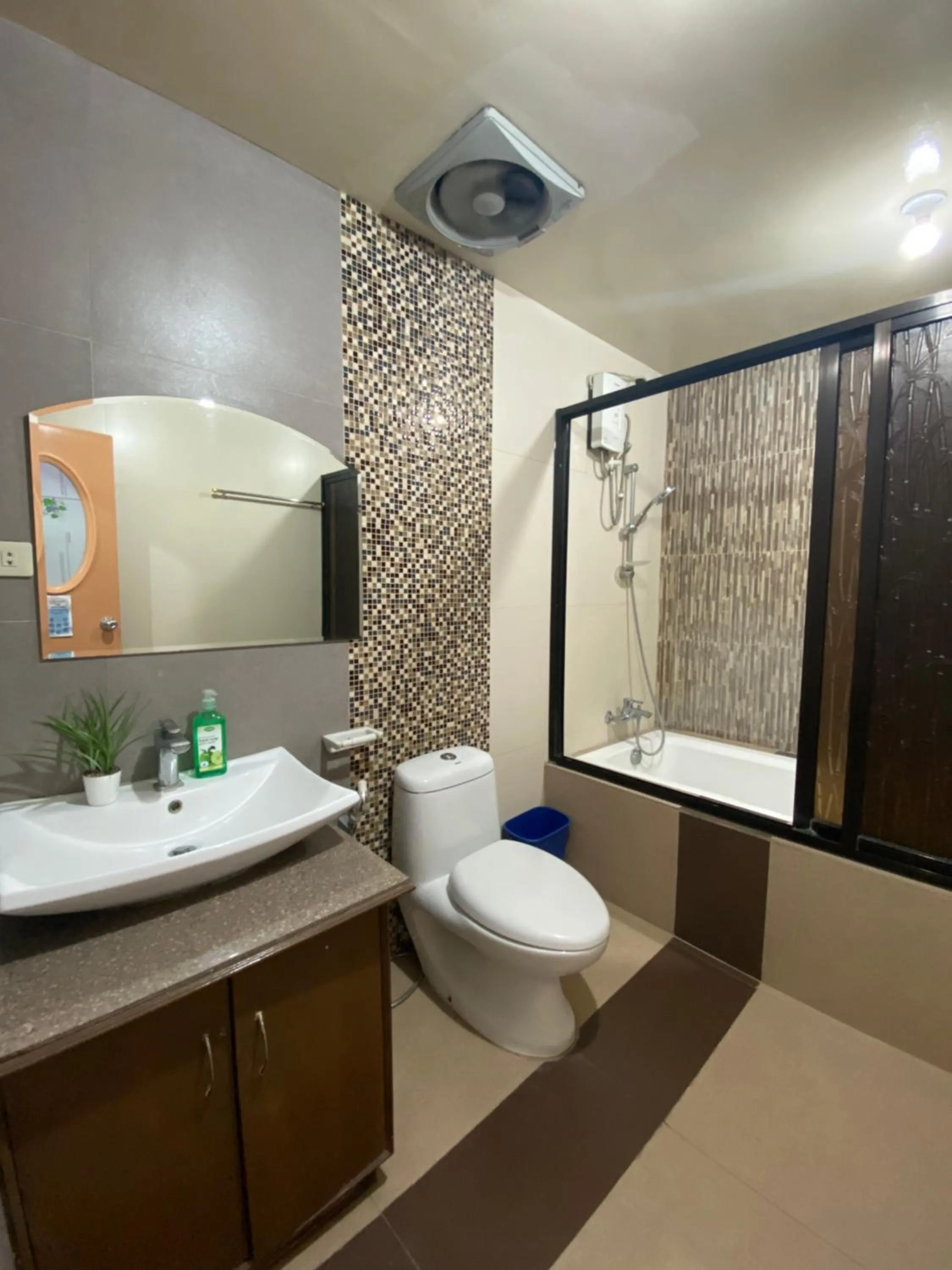 Shower in RedDoorz Plus @ Lhexlyn Resort San Narciso