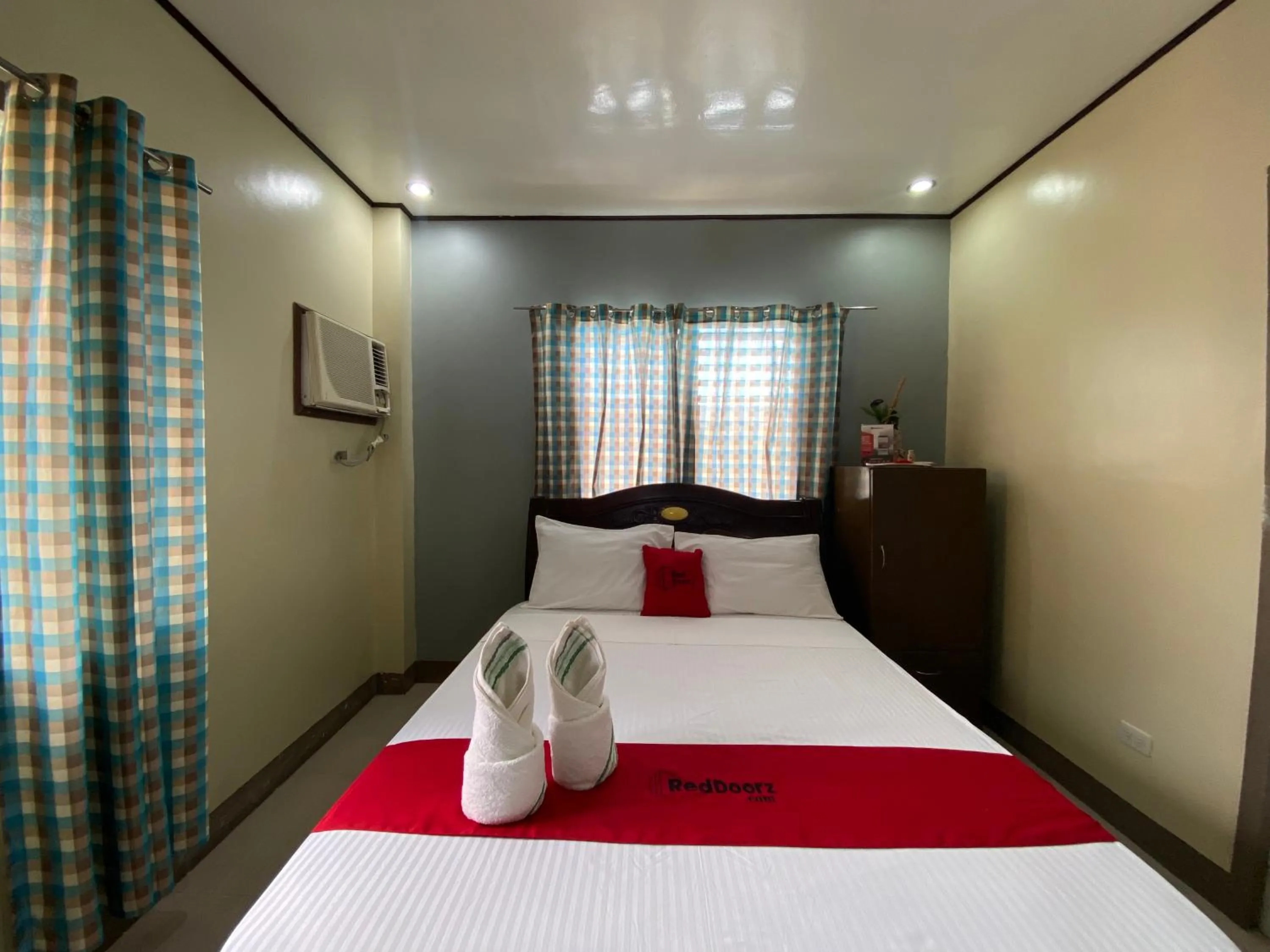 Bed in RedDoorz Plus @ Lhexlyn Resort San Narciso