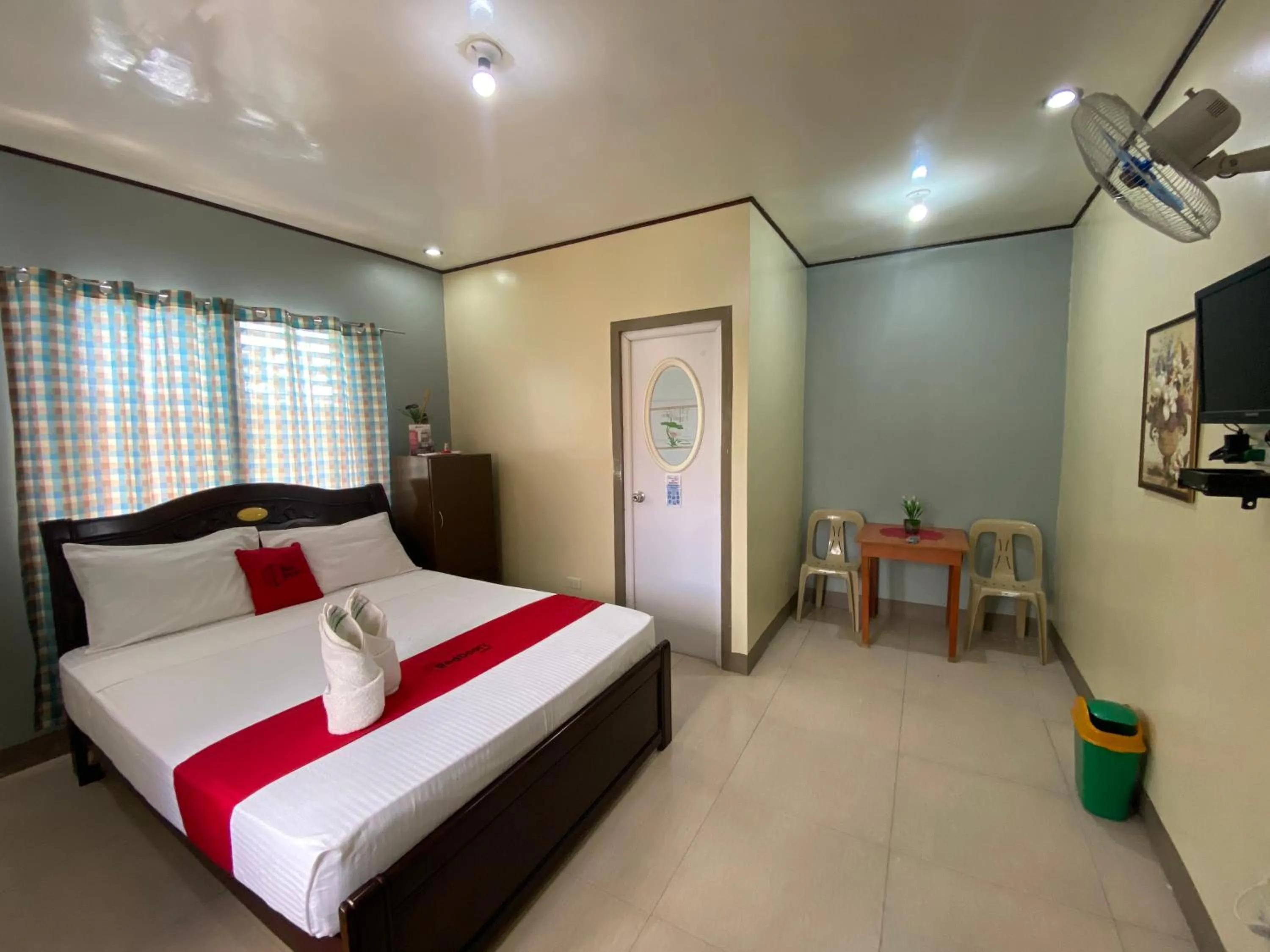 Bed in RedDoorz Plus @ Lhexlyn Resort San Narciso