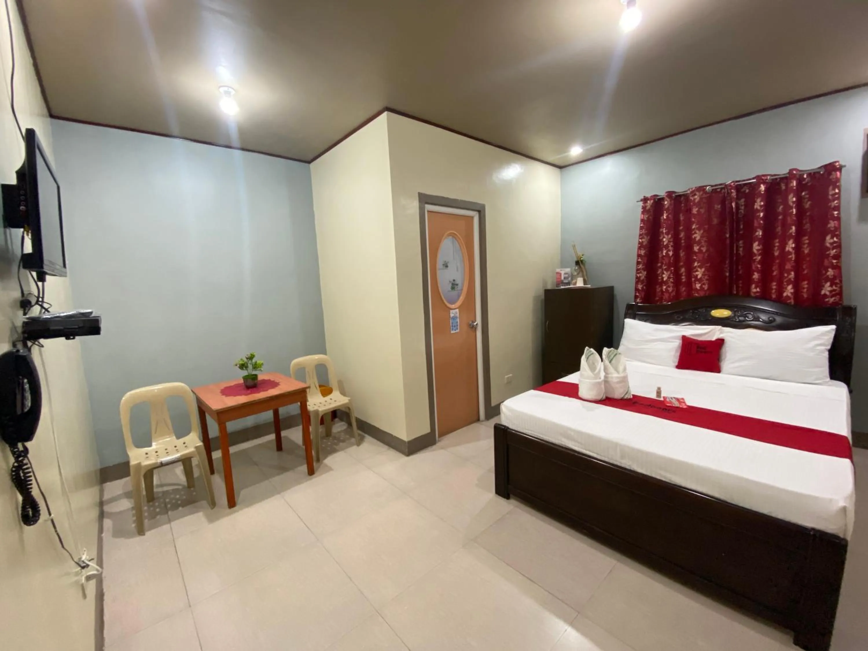 Bed in RedDoorz Plus @ Lhexlyn Resort San Narciso