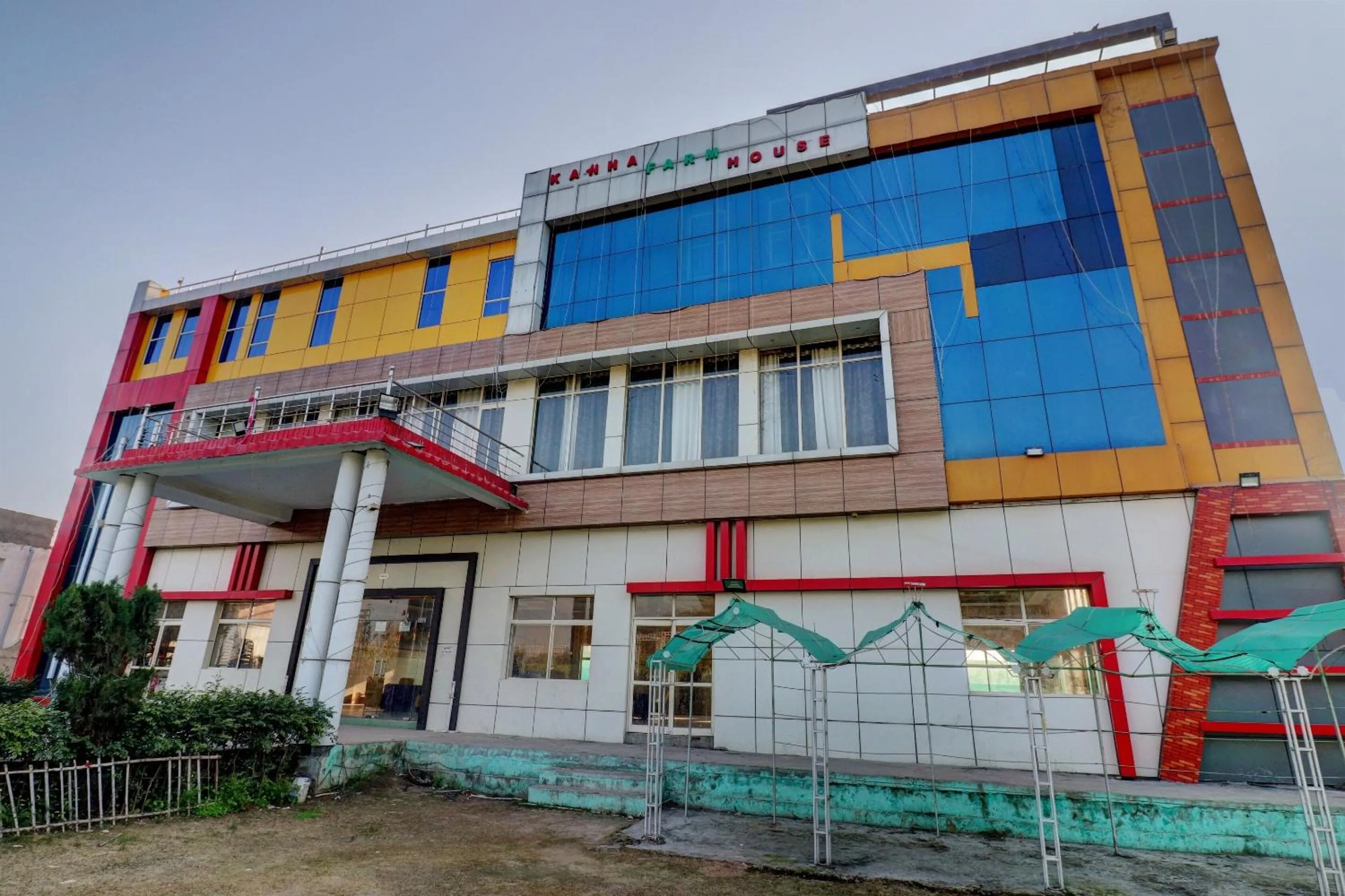 Facade/entrance in Capital O Kanha Resort